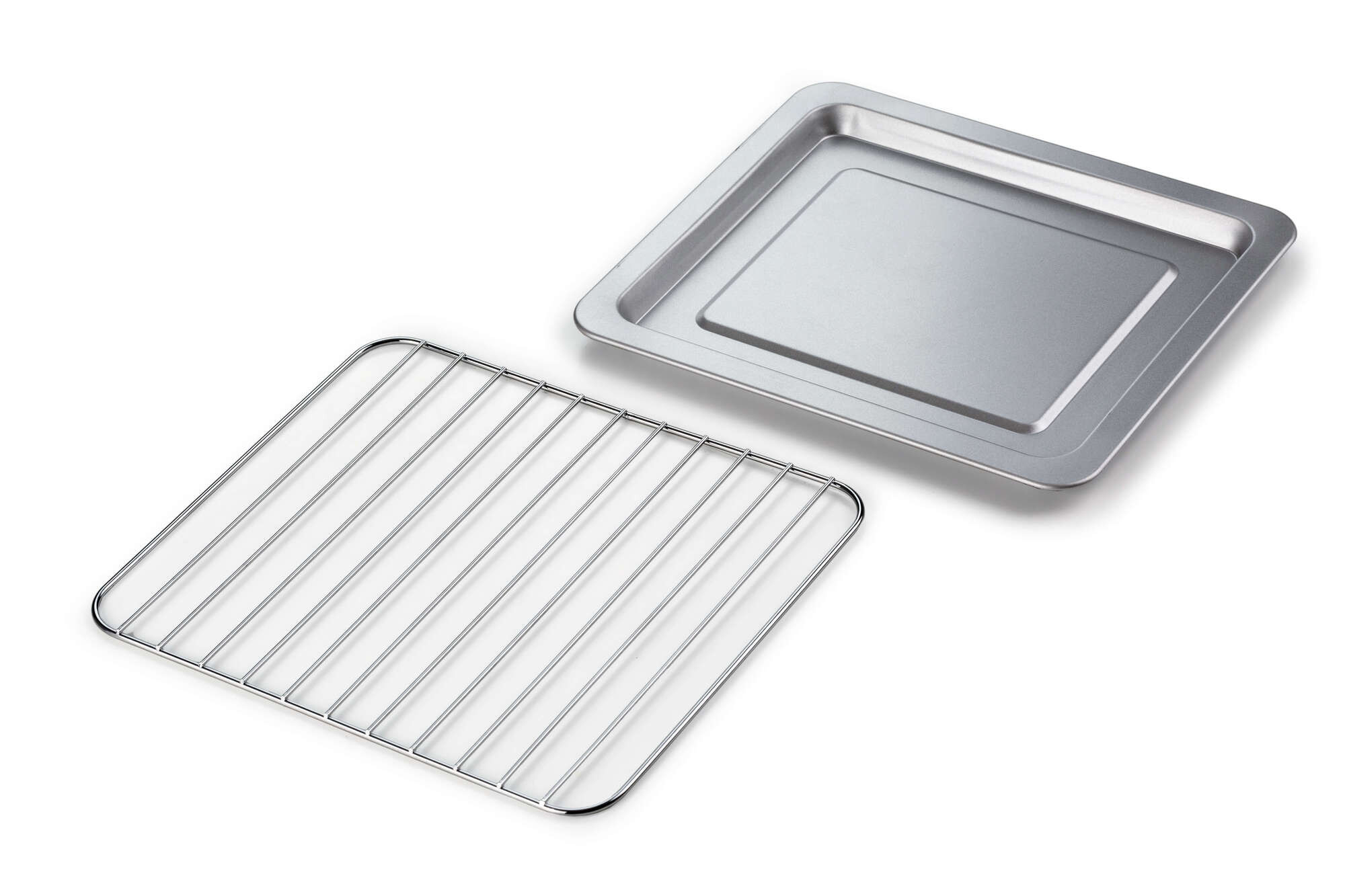 Metalowa blacha do pieczenia i druciana kratka, oba na białym tle.