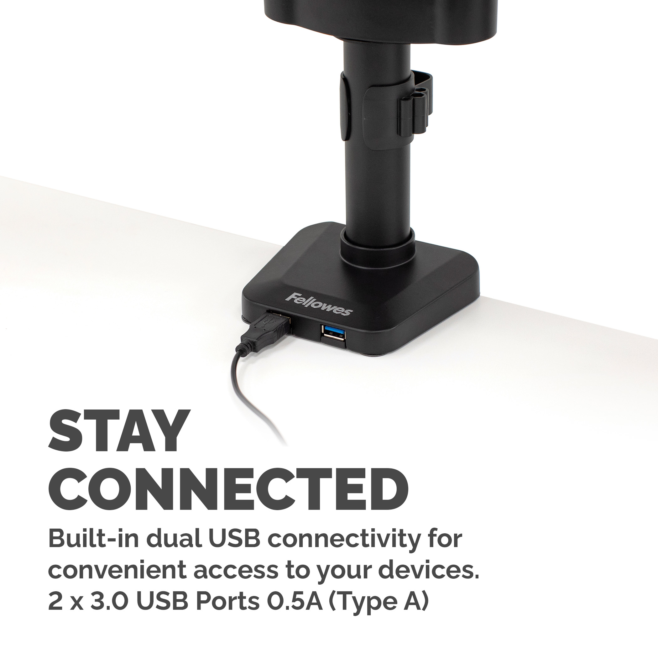 Czarny stojak na biurko z portami USB, podłączony do czarnego kabla. Białe tło.