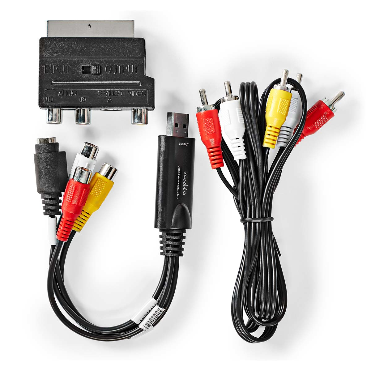 Set AV-kabels, een SCART-adapter en een USB-adapter op een witte ondergrond. Kabels zijn zwart, rood en geel.