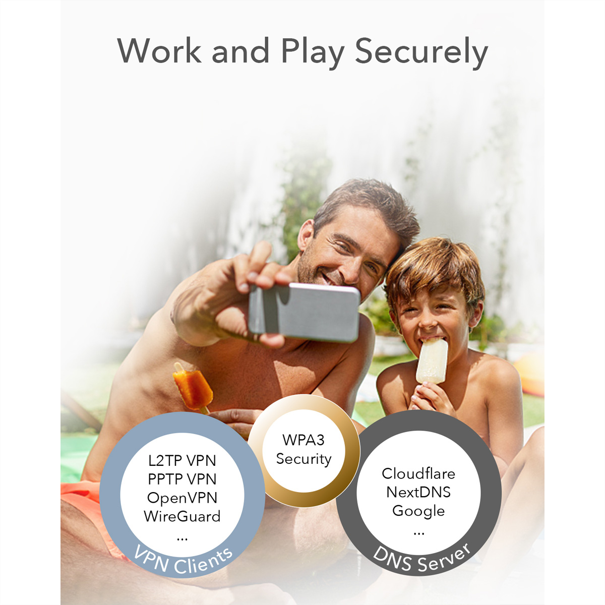 Vater und Sohn mit Eis machen ein Selfie am Pool, mit VPN- und DNS-Server-Symbolen.