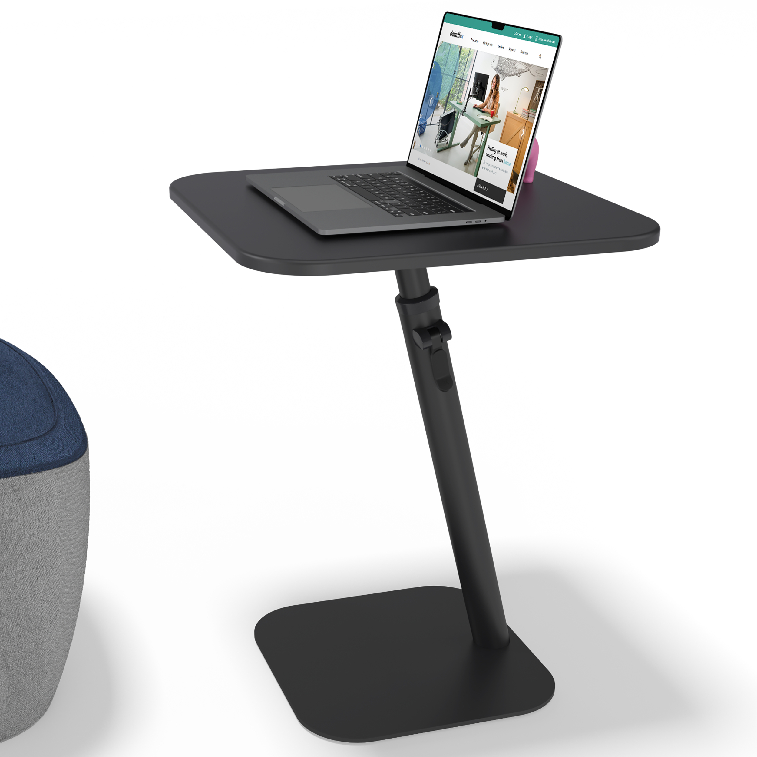 Ein Laptop auf einem kleinen schwarzen Tisch. Ein blau-grauer Sitzsack befindet sich links vom Tisch.