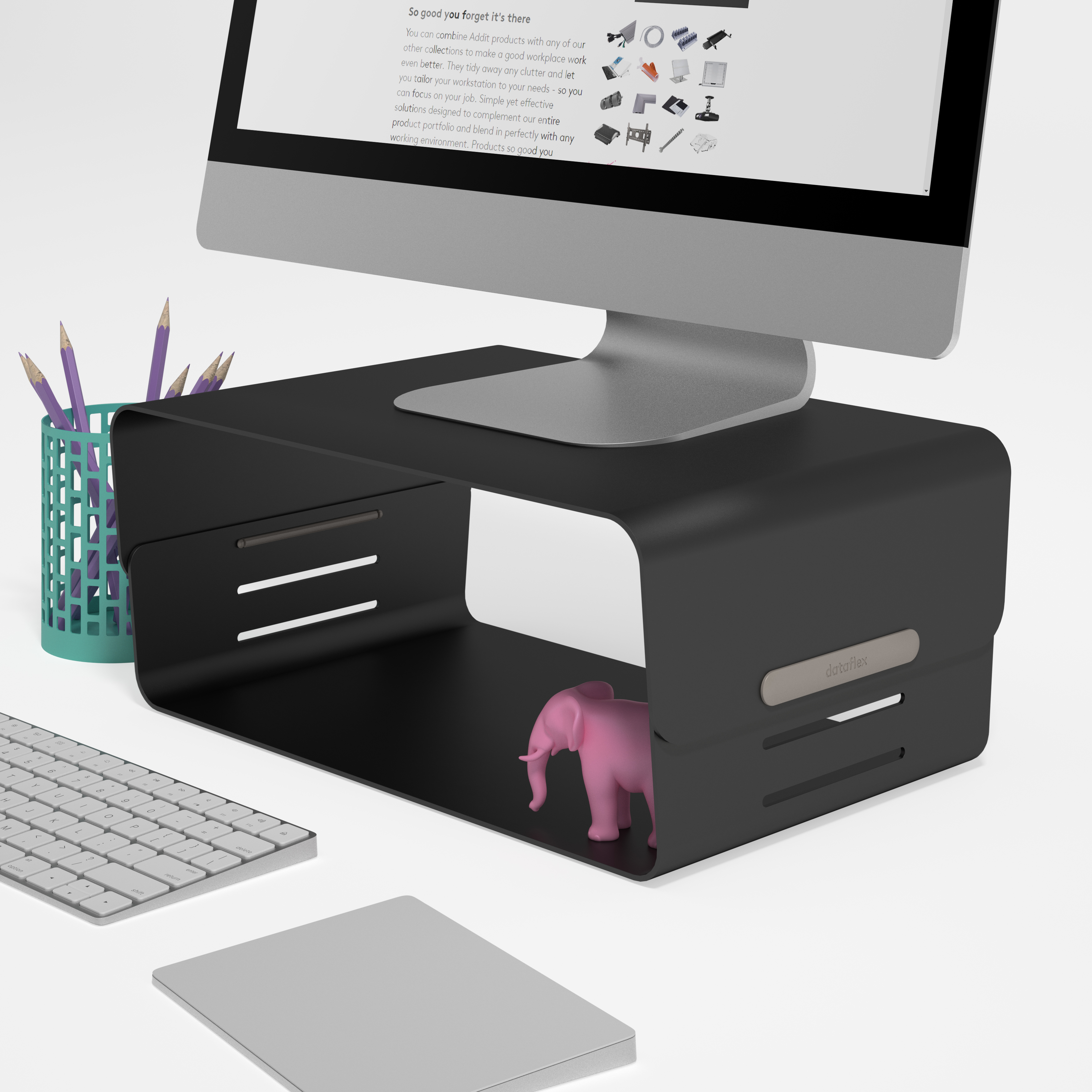 Supporto per monitor nero con monitor, un giocattolo rosa, una tastiera e un portapenne verde.