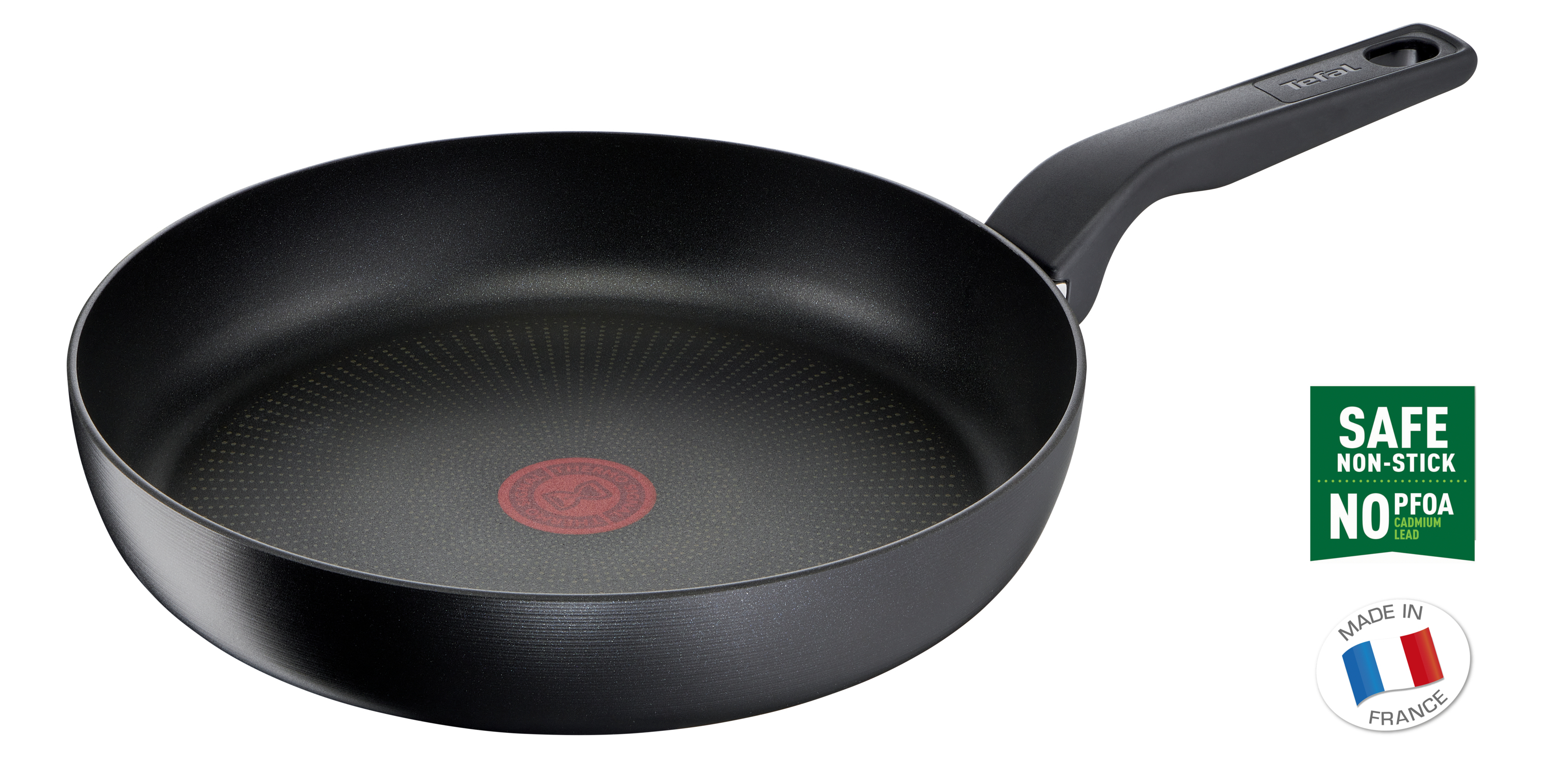 Czarna patelnia z czerwonym logo na środku. Uchwyt jest czarny, a patelnia ma powłokę nieprzywierającą.