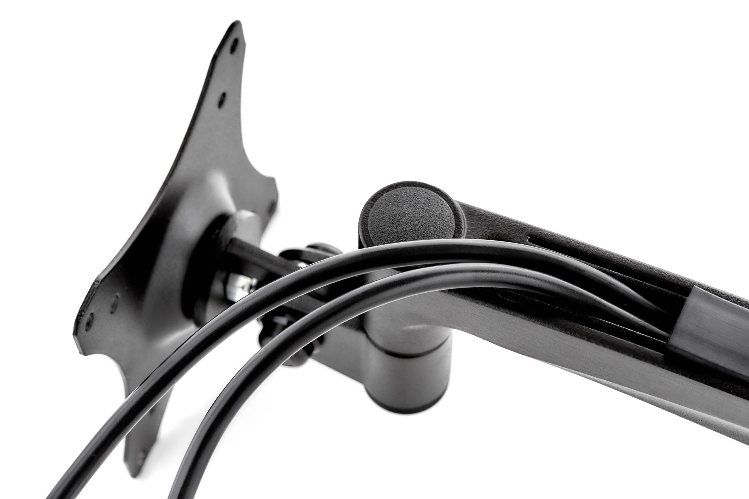 Nahaufnahme eines schwarzen Monitorarms mit schwarzen Kabeln, weißer Hintergrund.