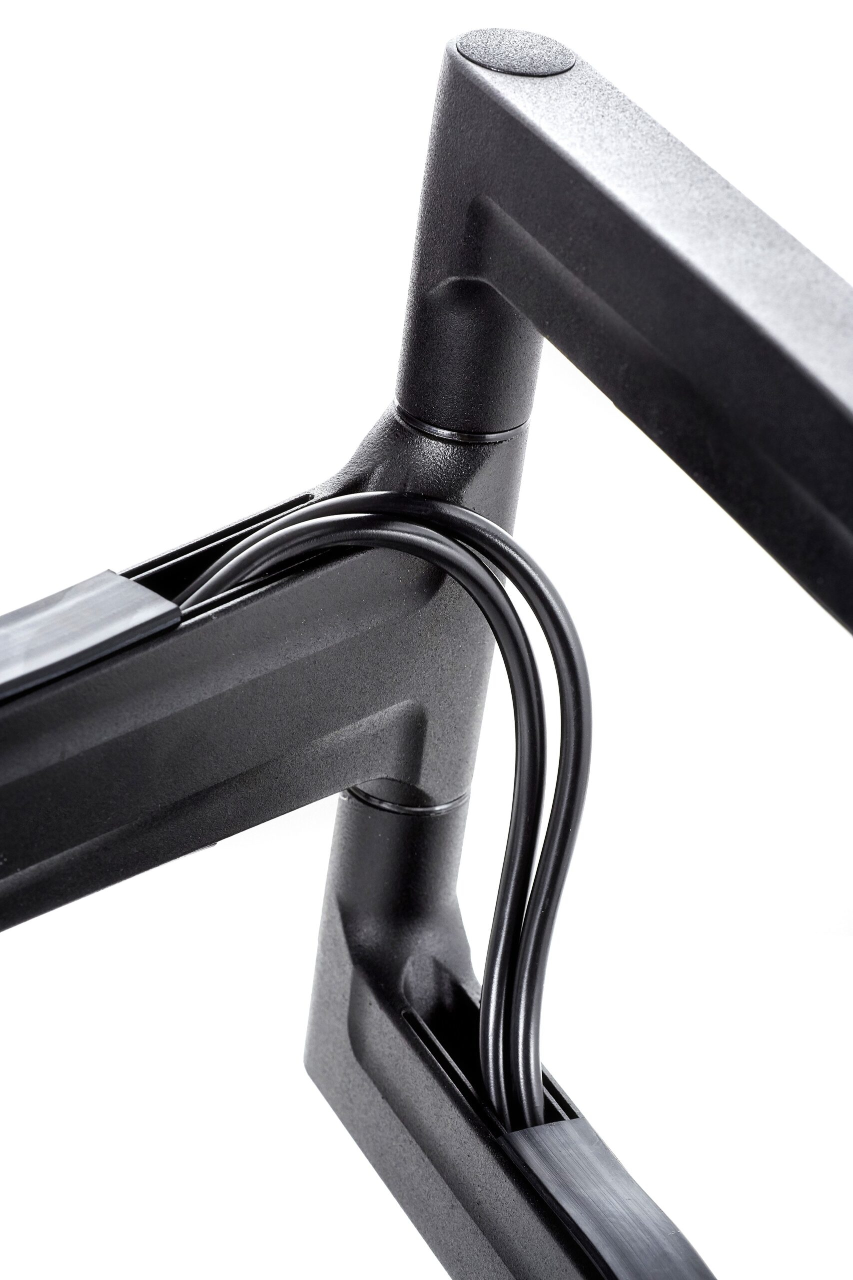 Primer plano de un sistema de gestión de cables negro. Los cables están enrutados ordenadamente.
