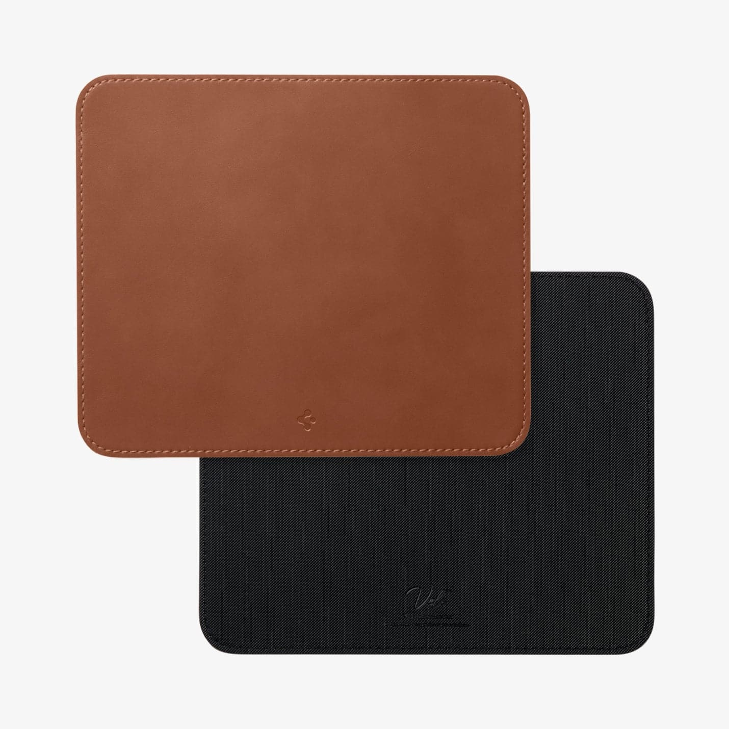 Tapis de souris en cuir marron avec envers noir. Le tapis de souris est plat.