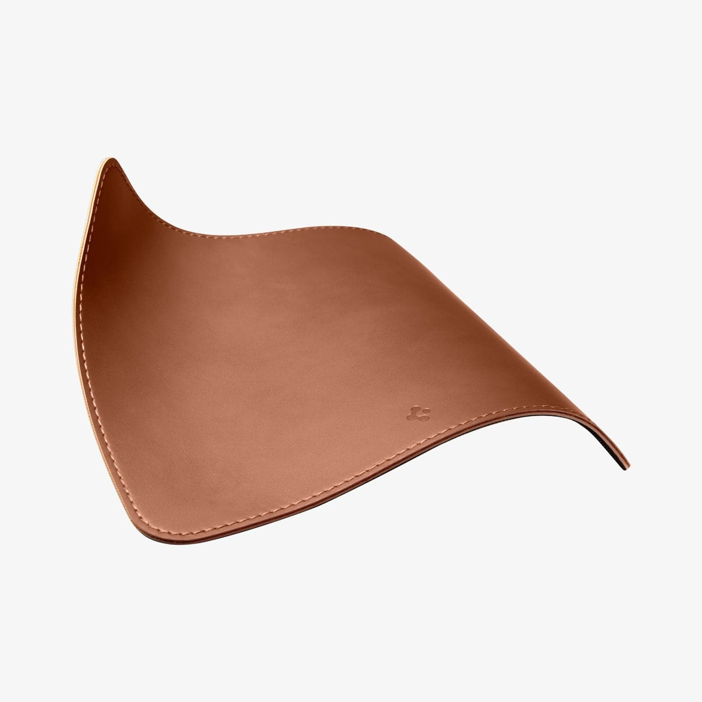 Tapis de souris en cuir marron, incurvé vers le haut. Le tapis de souris est plat.