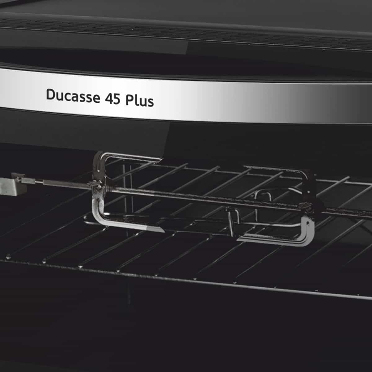 Interno del forno con girarrosto ed etichetta 'Ducasse 45 Plus'.