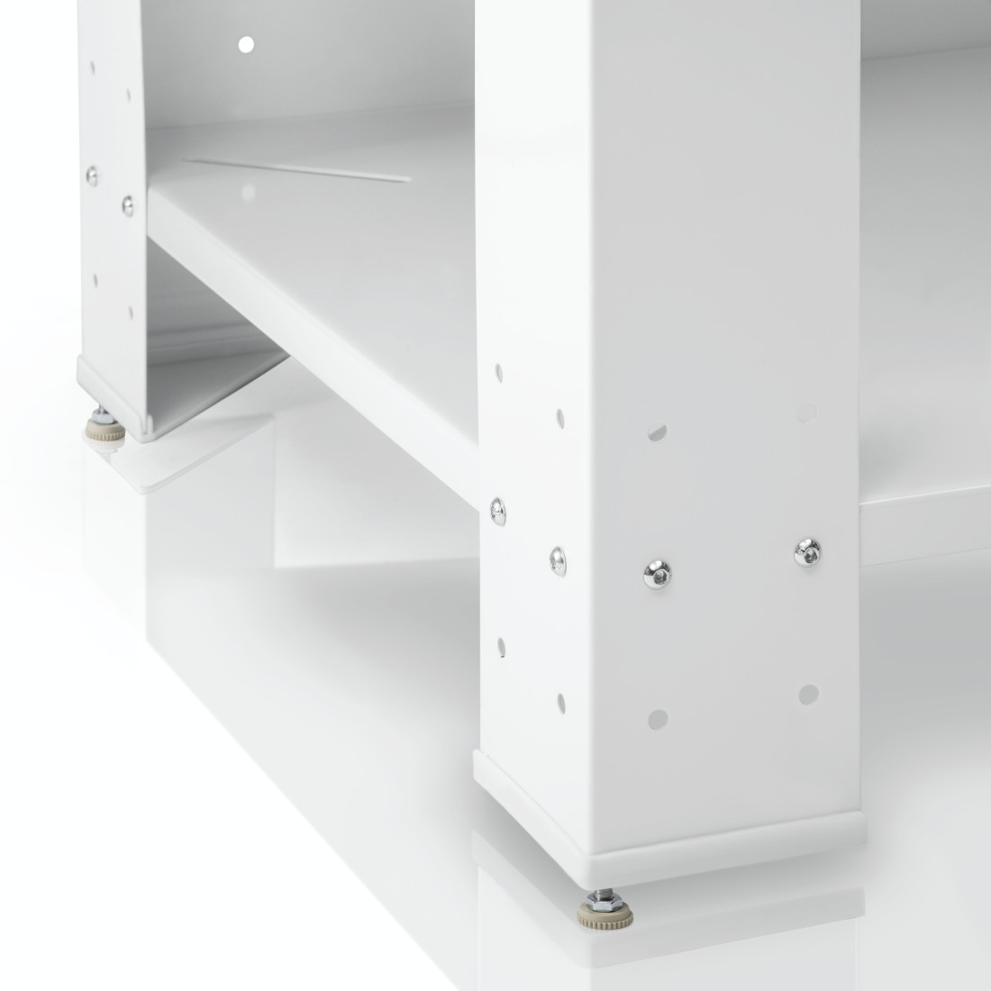 Primo piano di supporti per scaffali in metallo bianco. Bulloni e fori sono visibili.