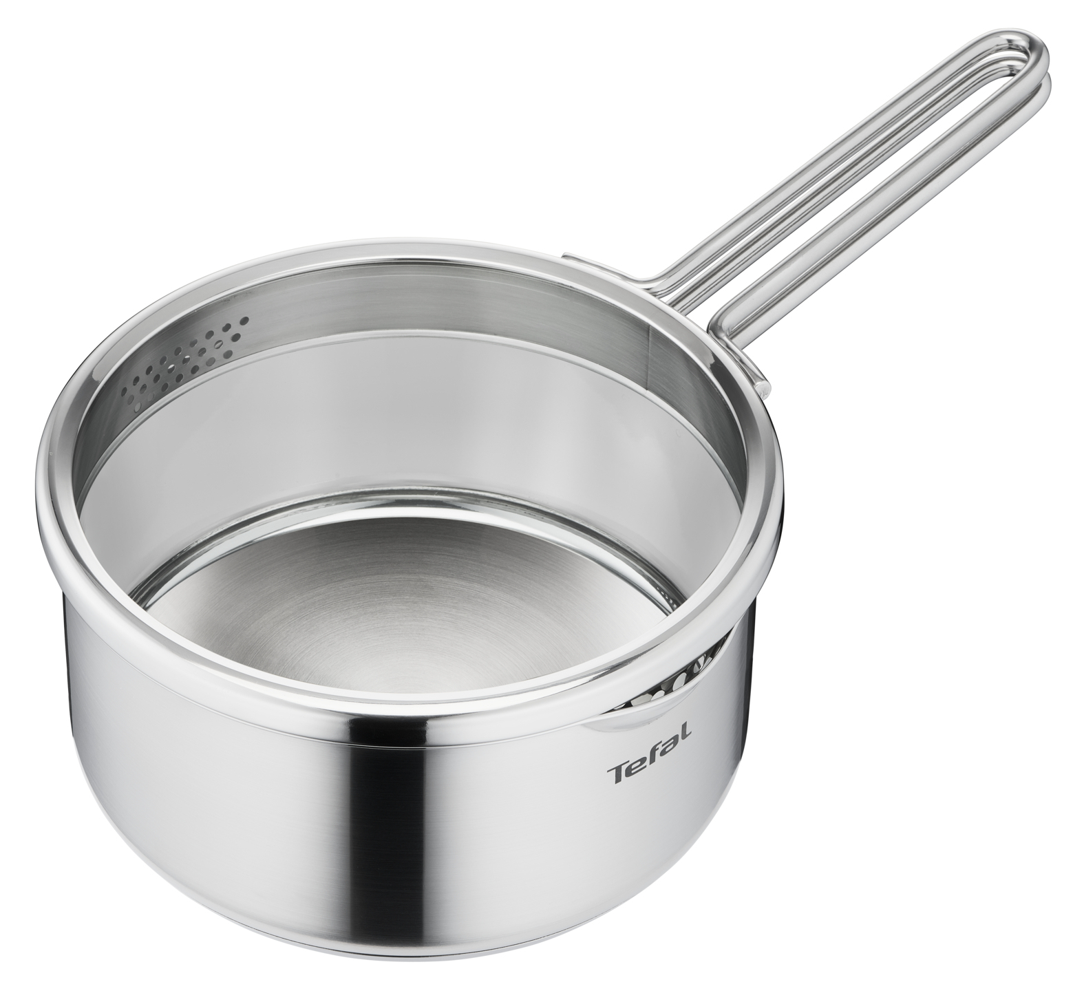 Une casserole en acier brillant avec une poignée, vide, sur fond blanc.