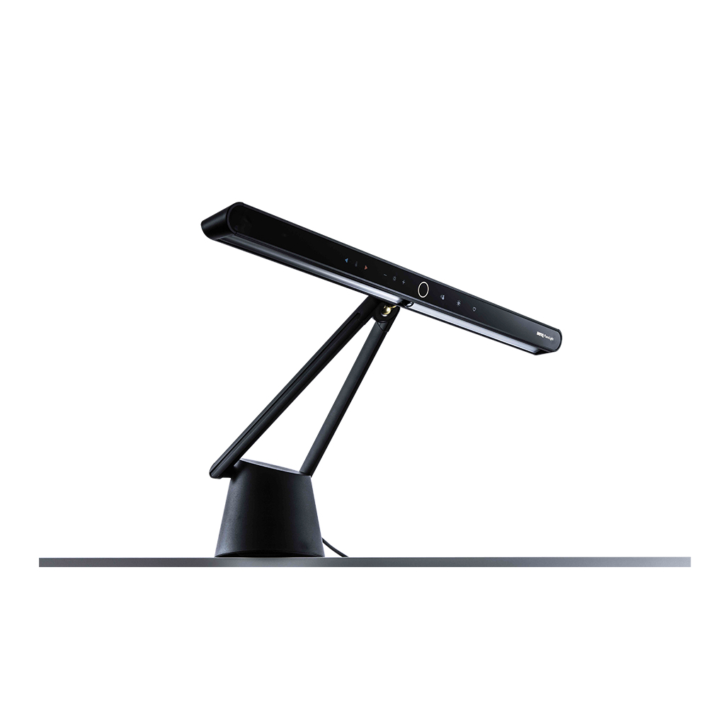 Schwarze Schreibtischlampe, abgewinkeltes Design, schwarzer Sockel, weißer Hintergrund.