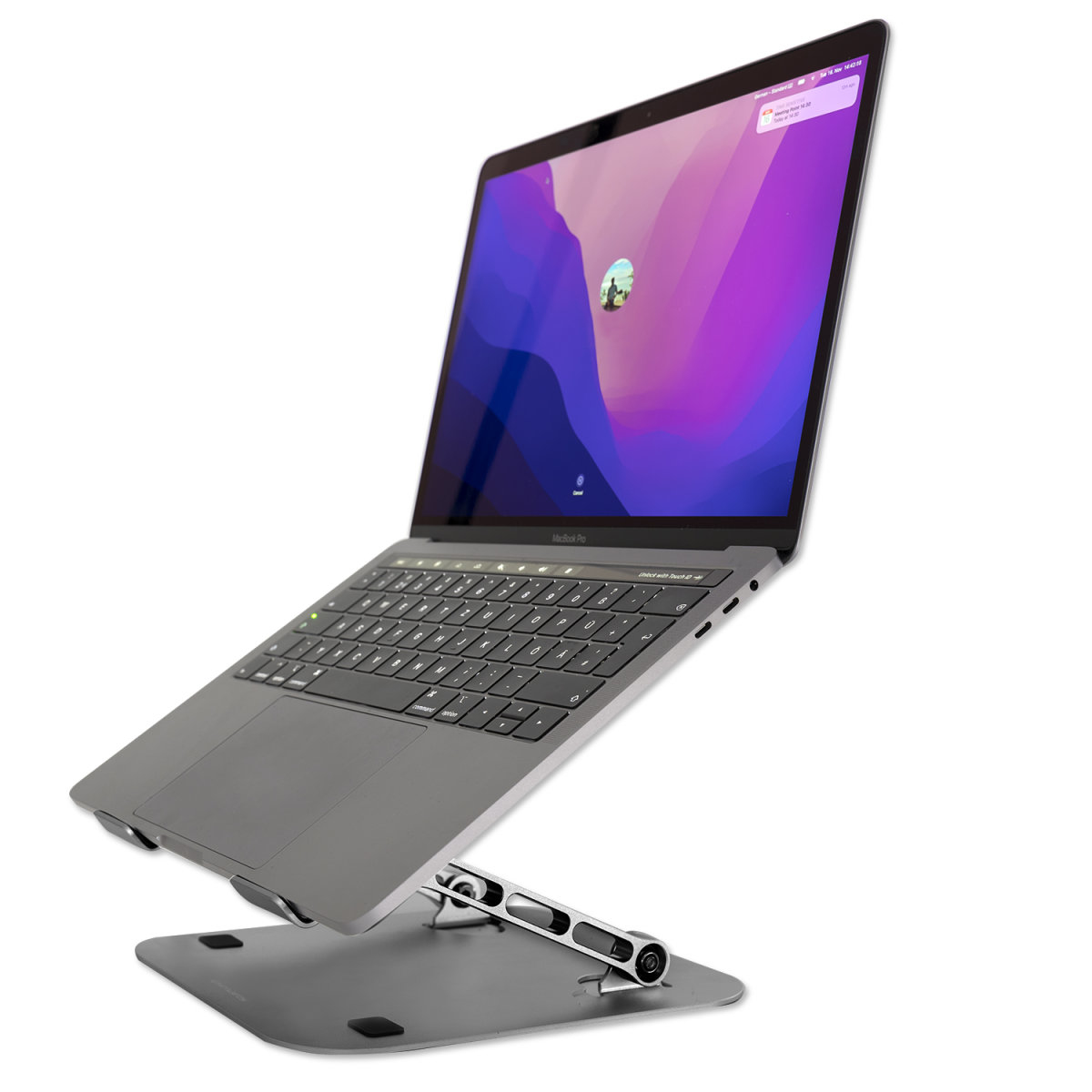 Laptop su un supporto argentato, vista angolata. Sfondo bianco.