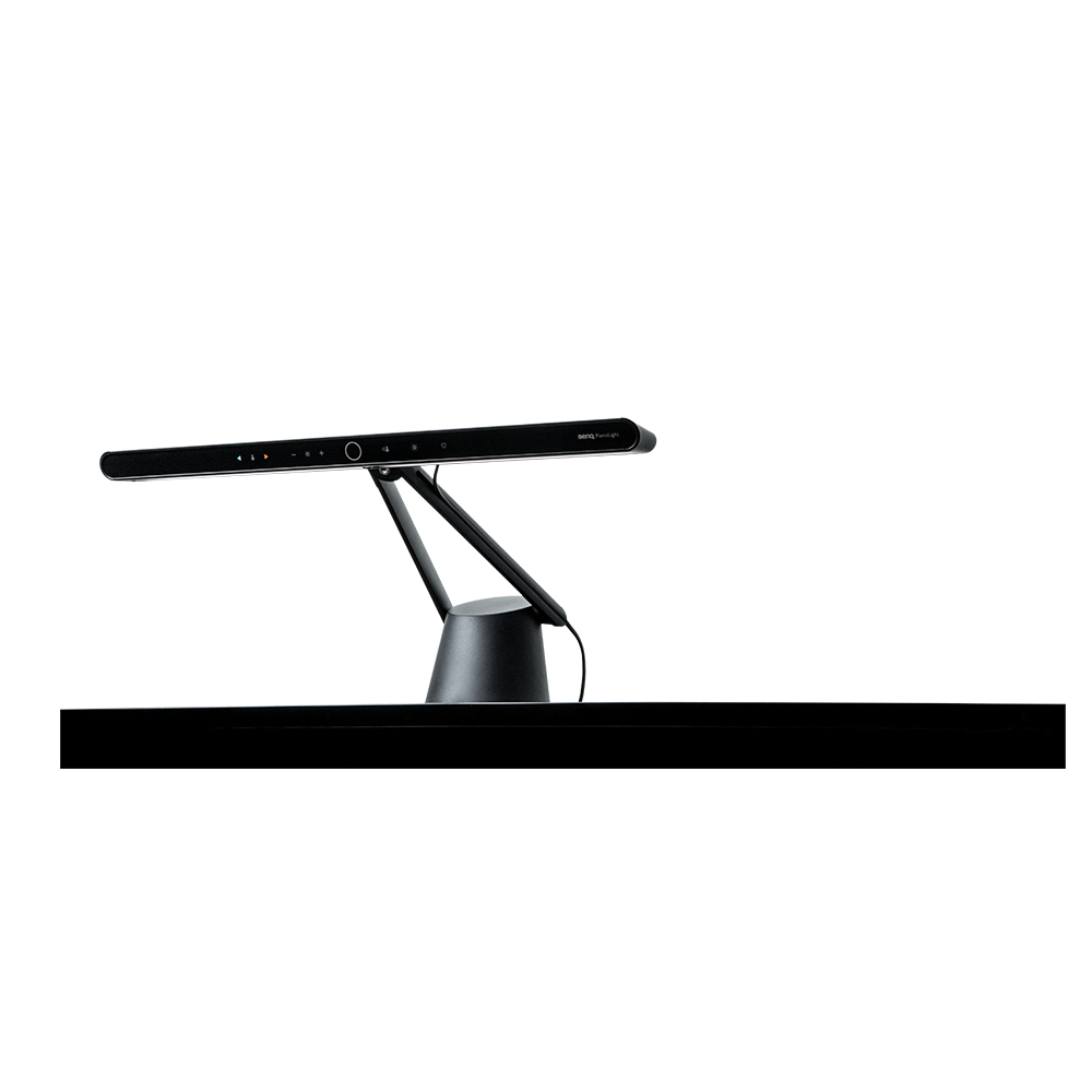 Schwarzes BenQ PianoLight auf schwarzer Oberfläche, weißer Hintergrund.