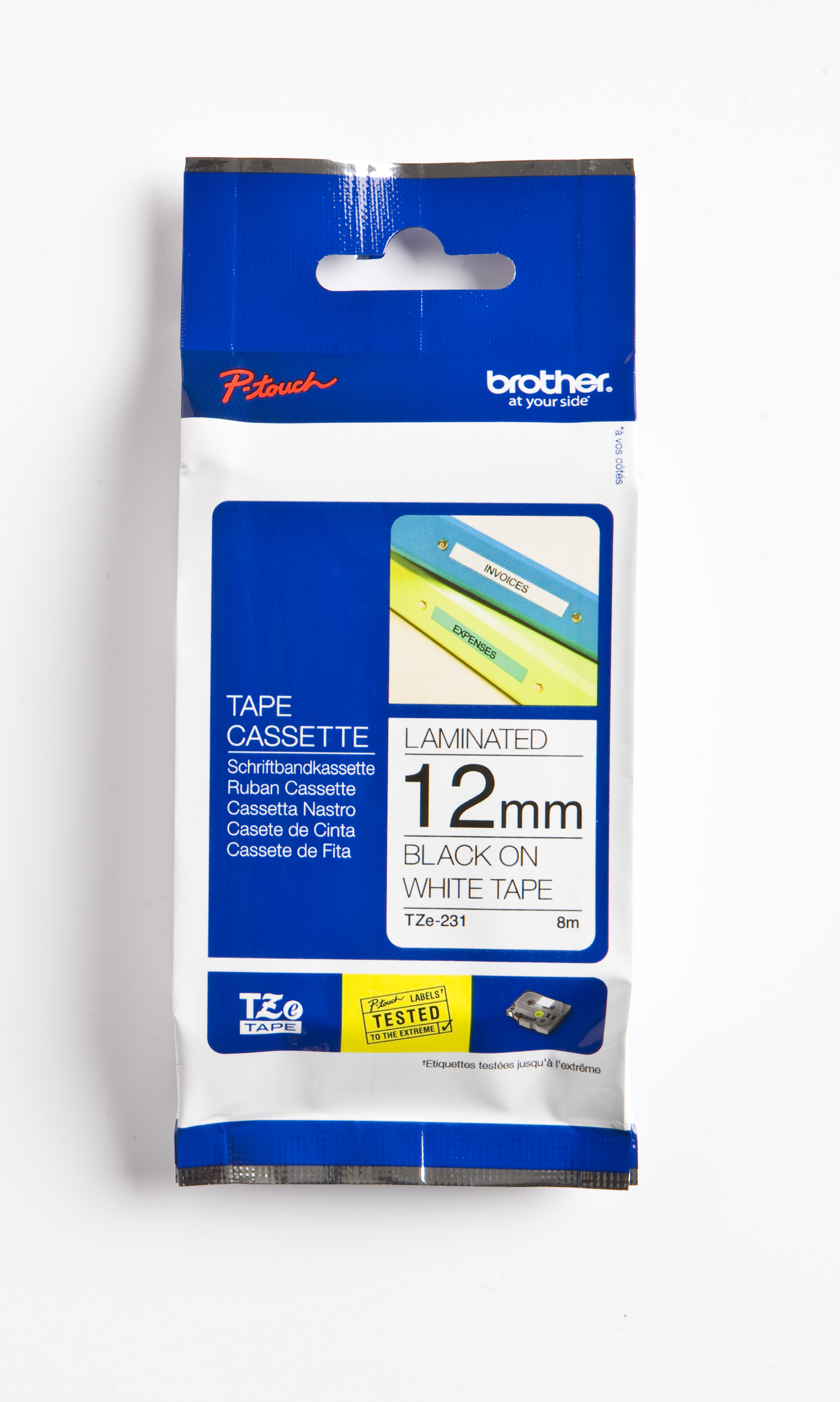 Eine Packung Brother P-touch Etikettenband, weißer Hintergrund. Es ist schwarz auf weißem Band.