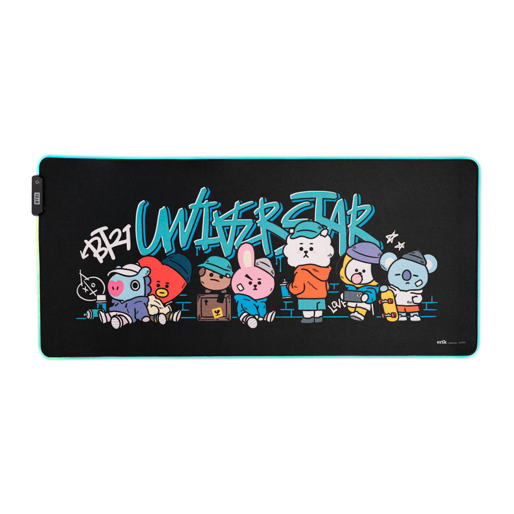 Ein schwarzes Mousepad mit einem bunten BT21-Charakterdesign auf schwarzem Hintergrund.