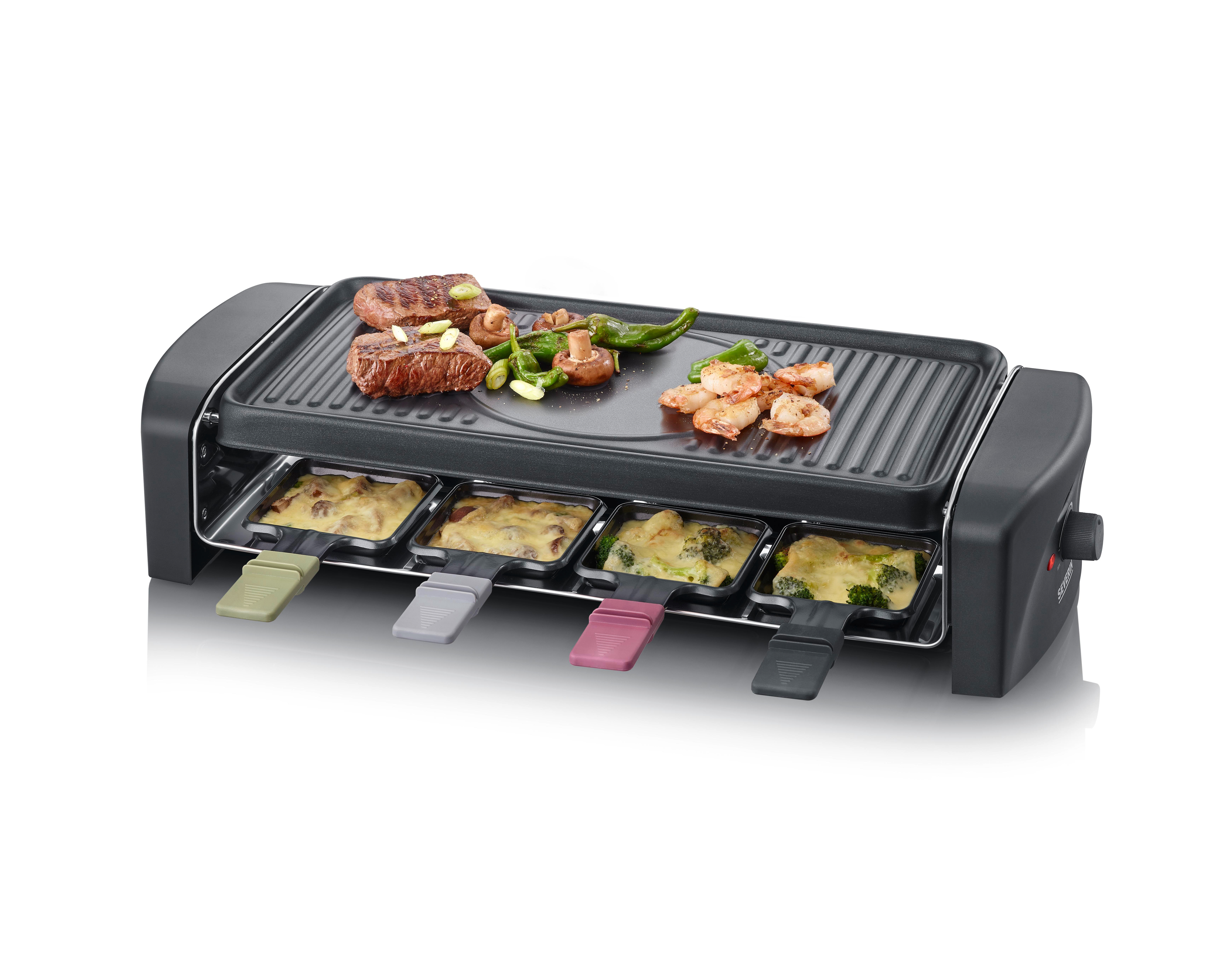 Una parrilla de raclette negra con queso y verduras en las sartenes, sobre un fondo blanco.