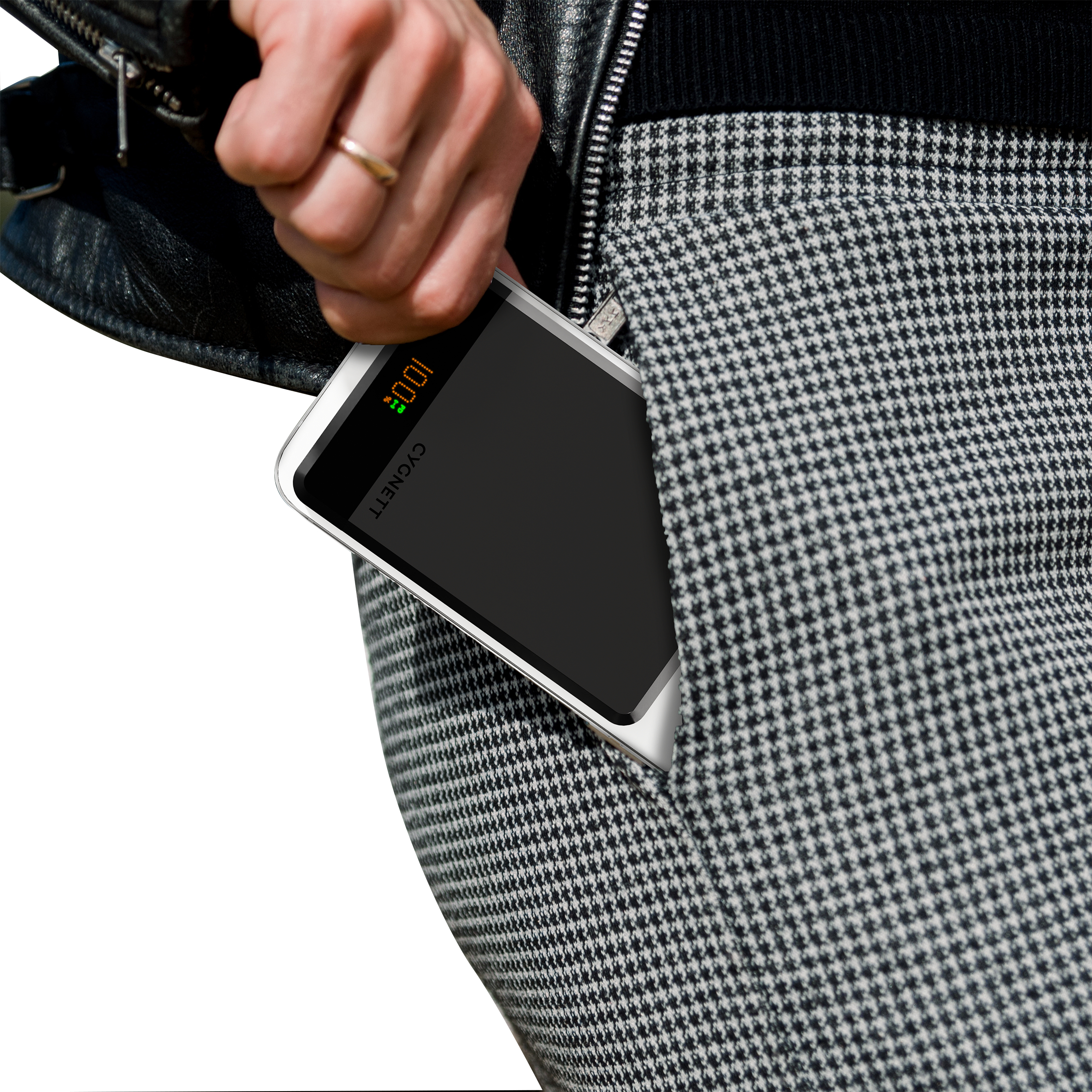 Eine Hand steckt eine schwarze und silberne Powerbank in eine Tasche.