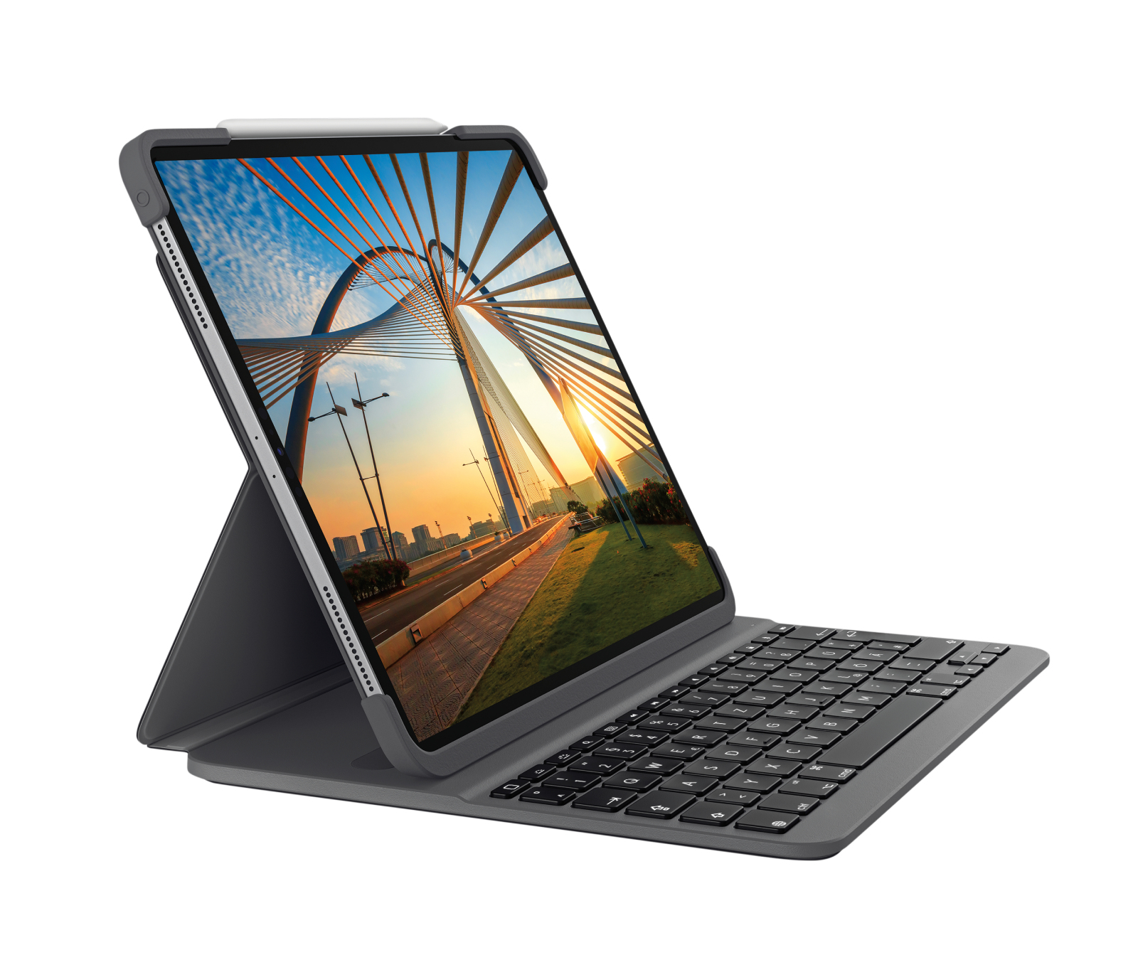 Ein Tablet, das von einer Tastaturhülle hochgehalten wird, zeigt eine Brückenszene.