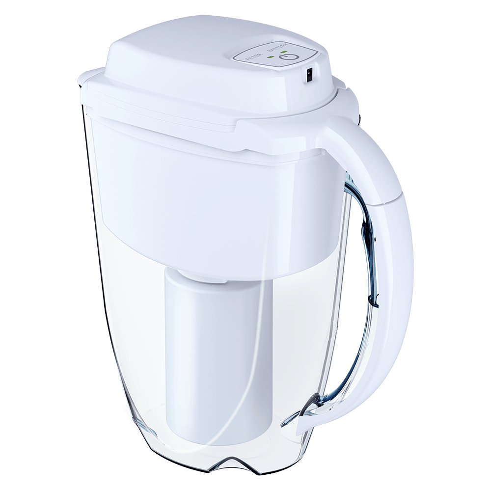 Weißer Wasserfilter-Krug. Klarer Körper, weißer Deckel und Griff. Vorderansicht.
