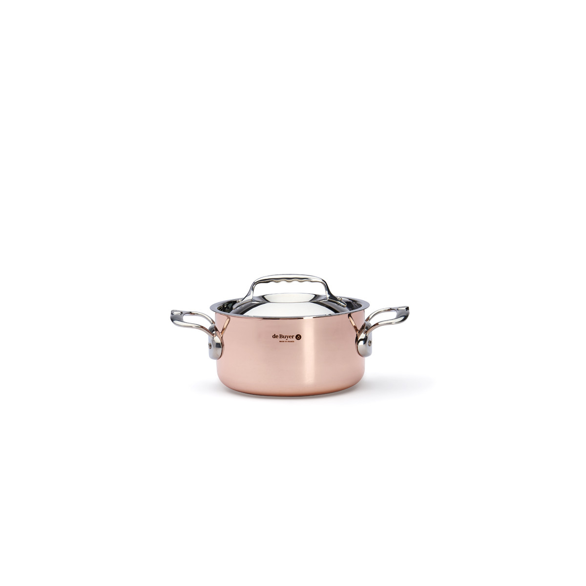 Une casserole de couleur cuivrée avec un couvercle et des poignées est centrée sur un fond blanc.