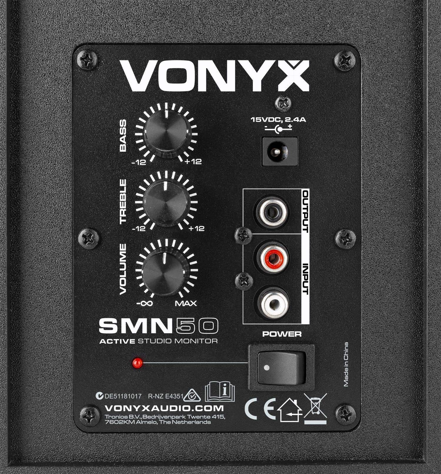 Achterpaneel van een Vonyx actieve studiomonitor. Het heeft knoppen, ingangen en een aan/uit-schakelaar. Witte achtergrond.