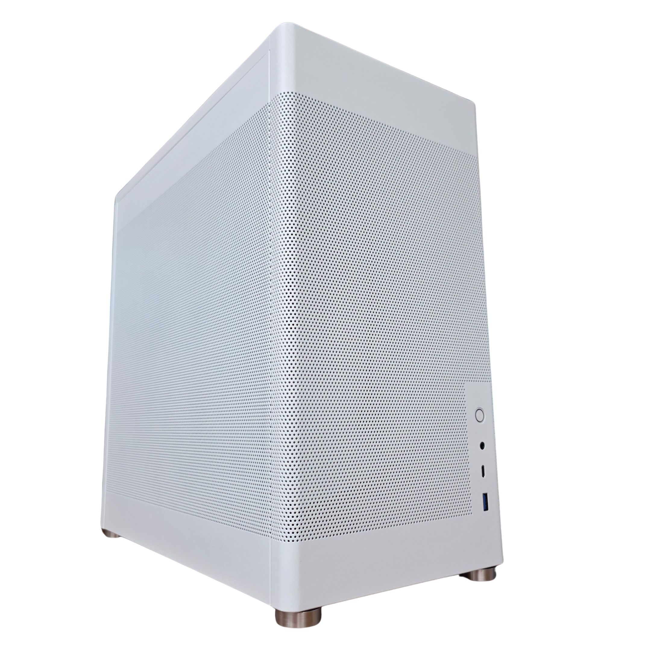 Carcasa de ordenador blanca con ventilaciones y un botón lateral, sobre una superficie blanca.
