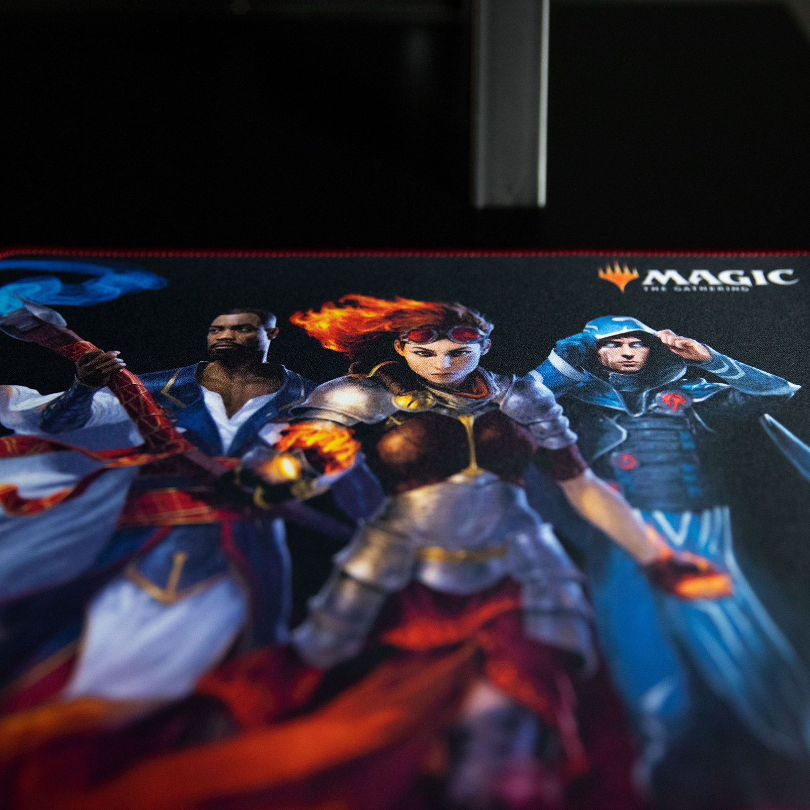 Arte de Magic: The Gathering con tres figuras. Una mujer con cabello de fuego está en el centro.