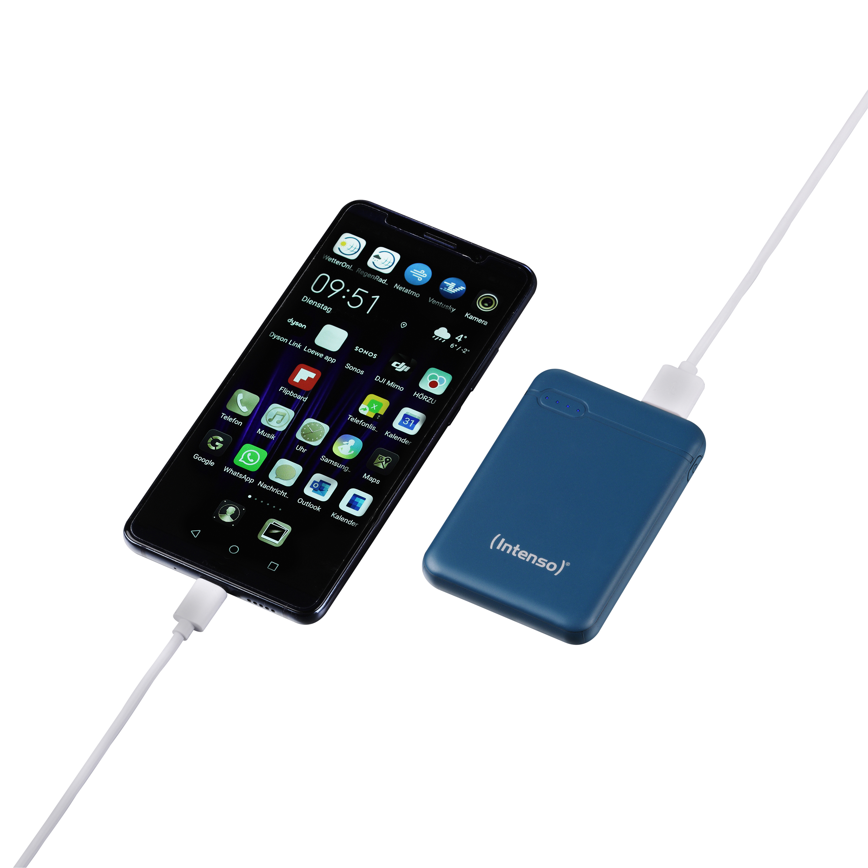 Schwarzes Smartphone, verbunden mit einer blauen Powerbank über ein weißes Ladekabel. Der Bildschirm zeigt Apps und Zeit: 09:51.