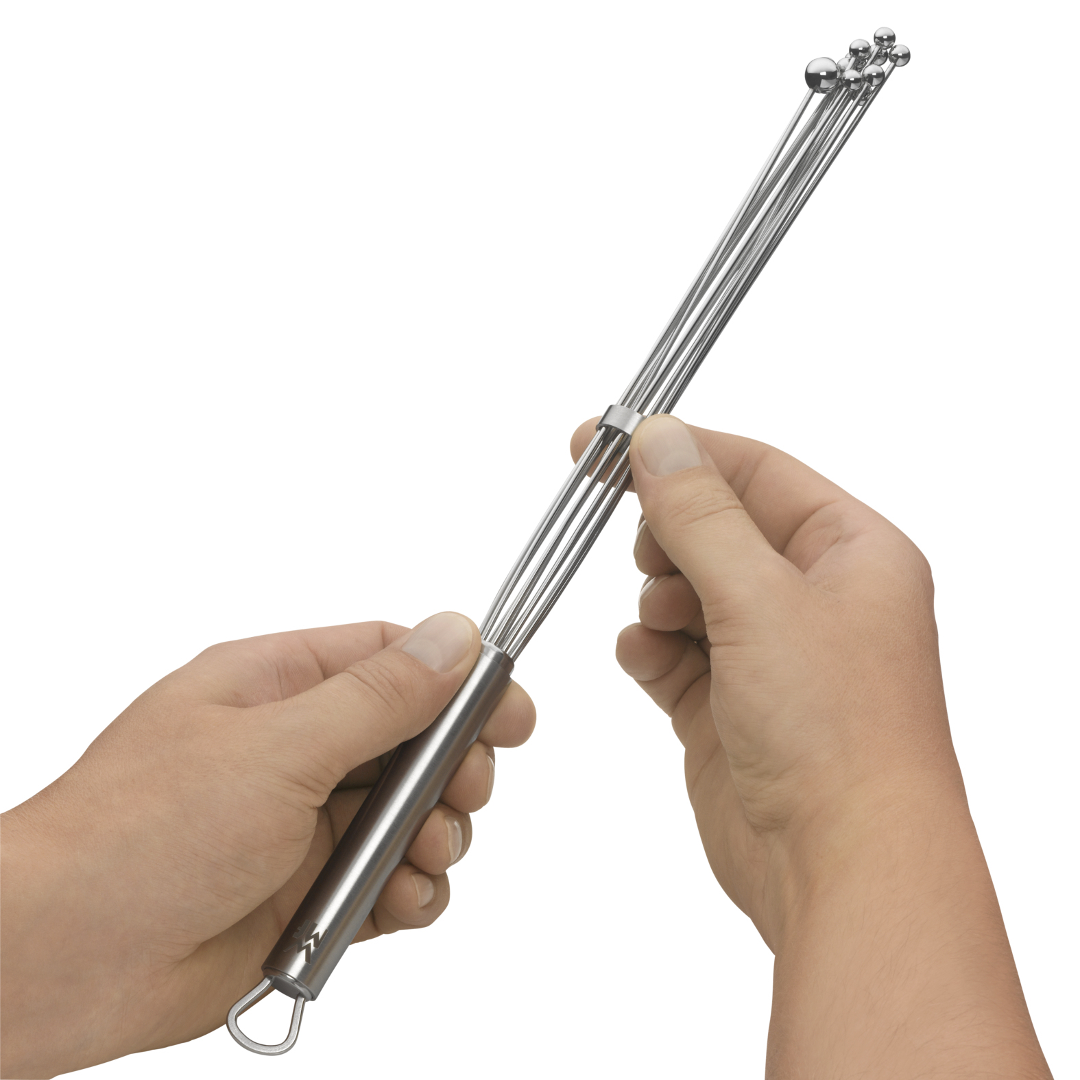 Dwie ręce trzymające trzepaczkę ze stali nierdzewnej.