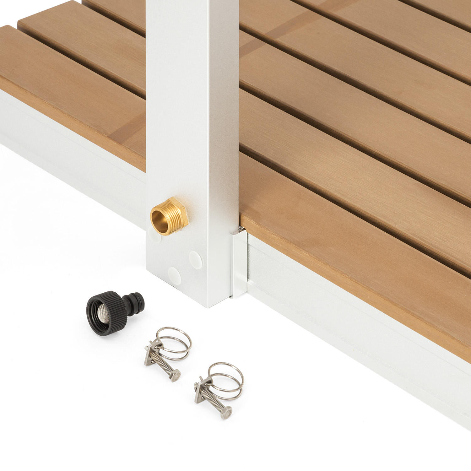 Nahaufnahme von Außenduschteilen: Holzbelag, Metallrahmen und Armaturen.
