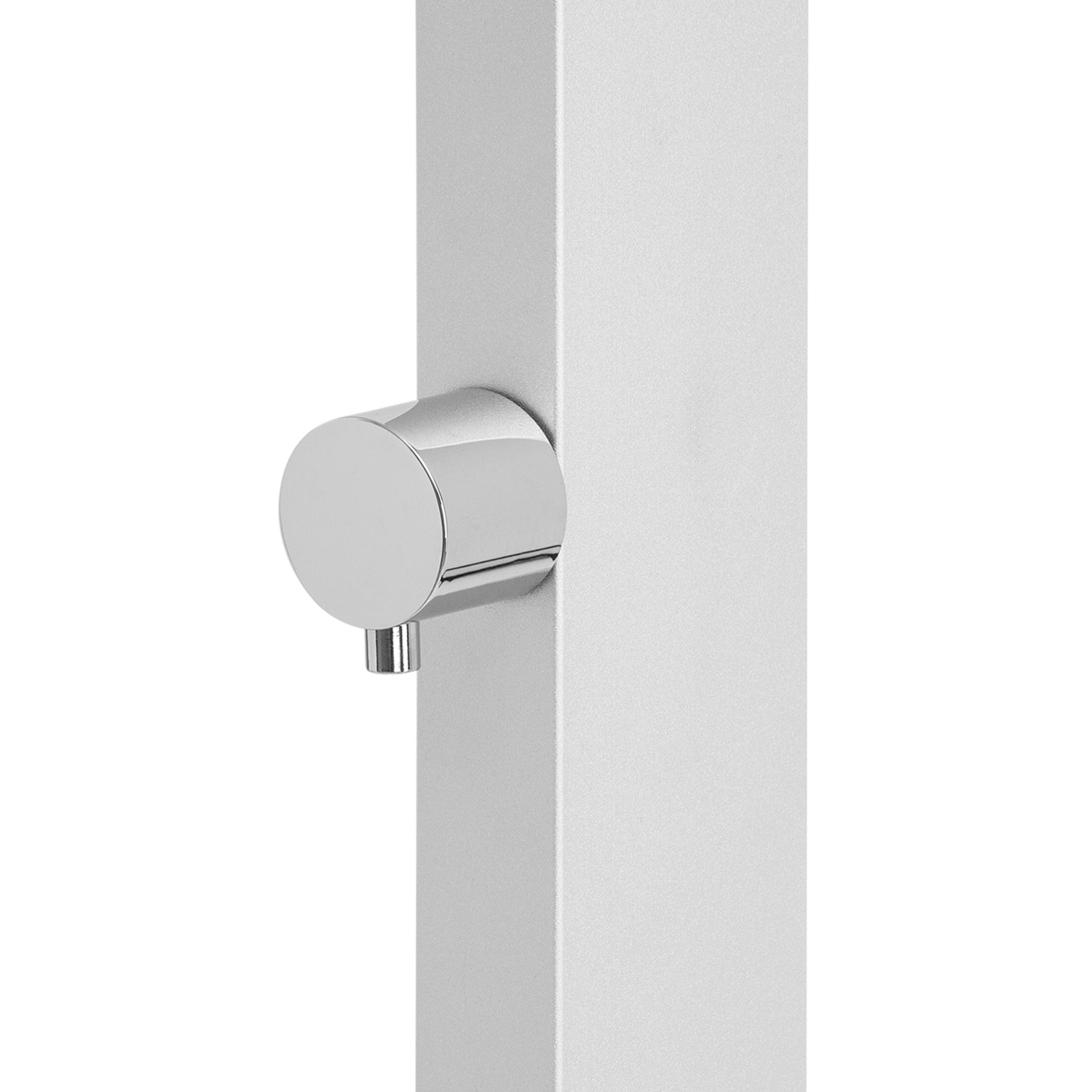 Silberner, zylindrischer Wasserspender. Ein verchromter Griff. Weißer Hintergrund. Teil einer quadratischen Säule.