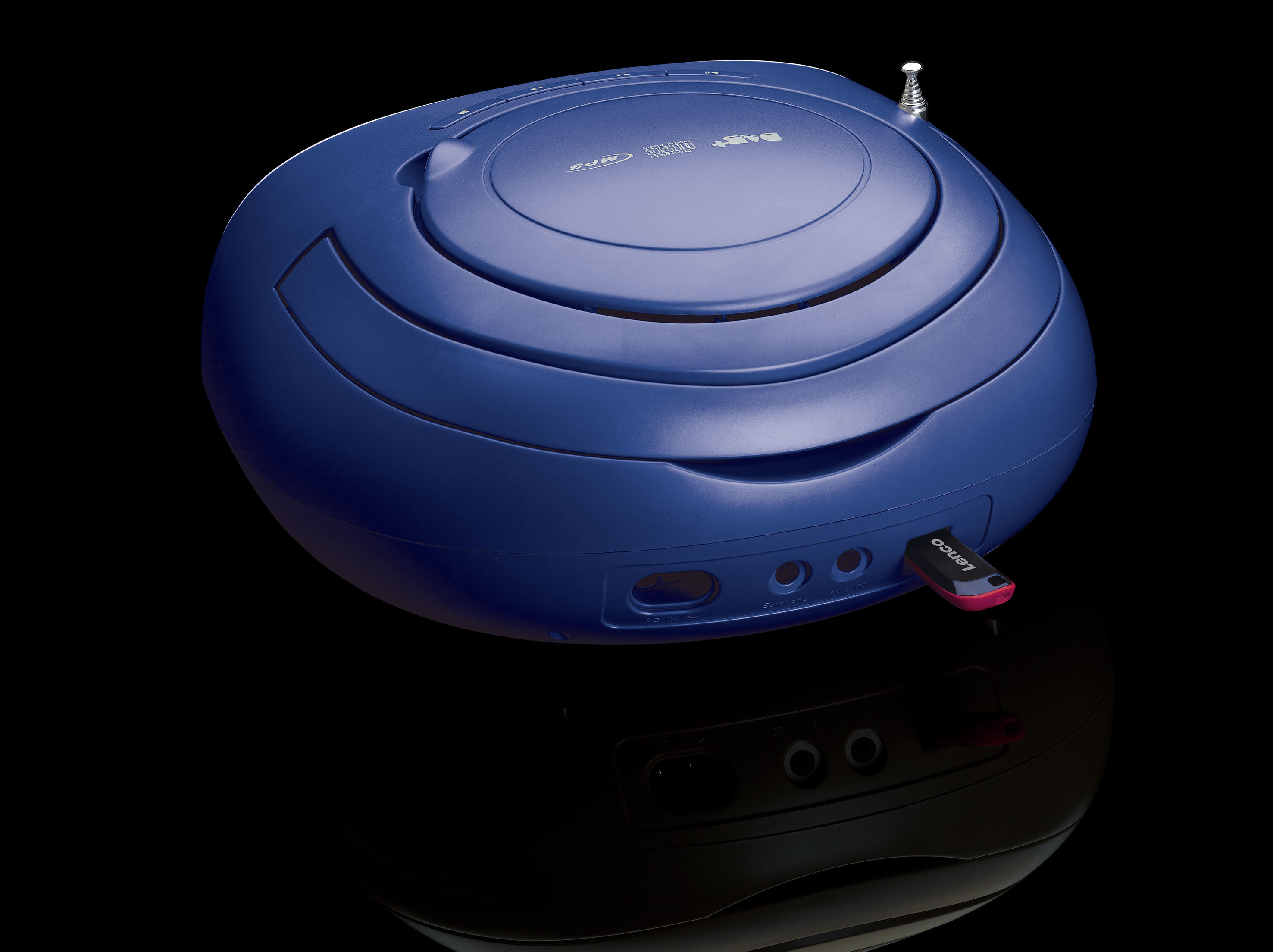 Blauer tragbarer MP3-Player auf schwarzer, reflektierender Oberfläche.