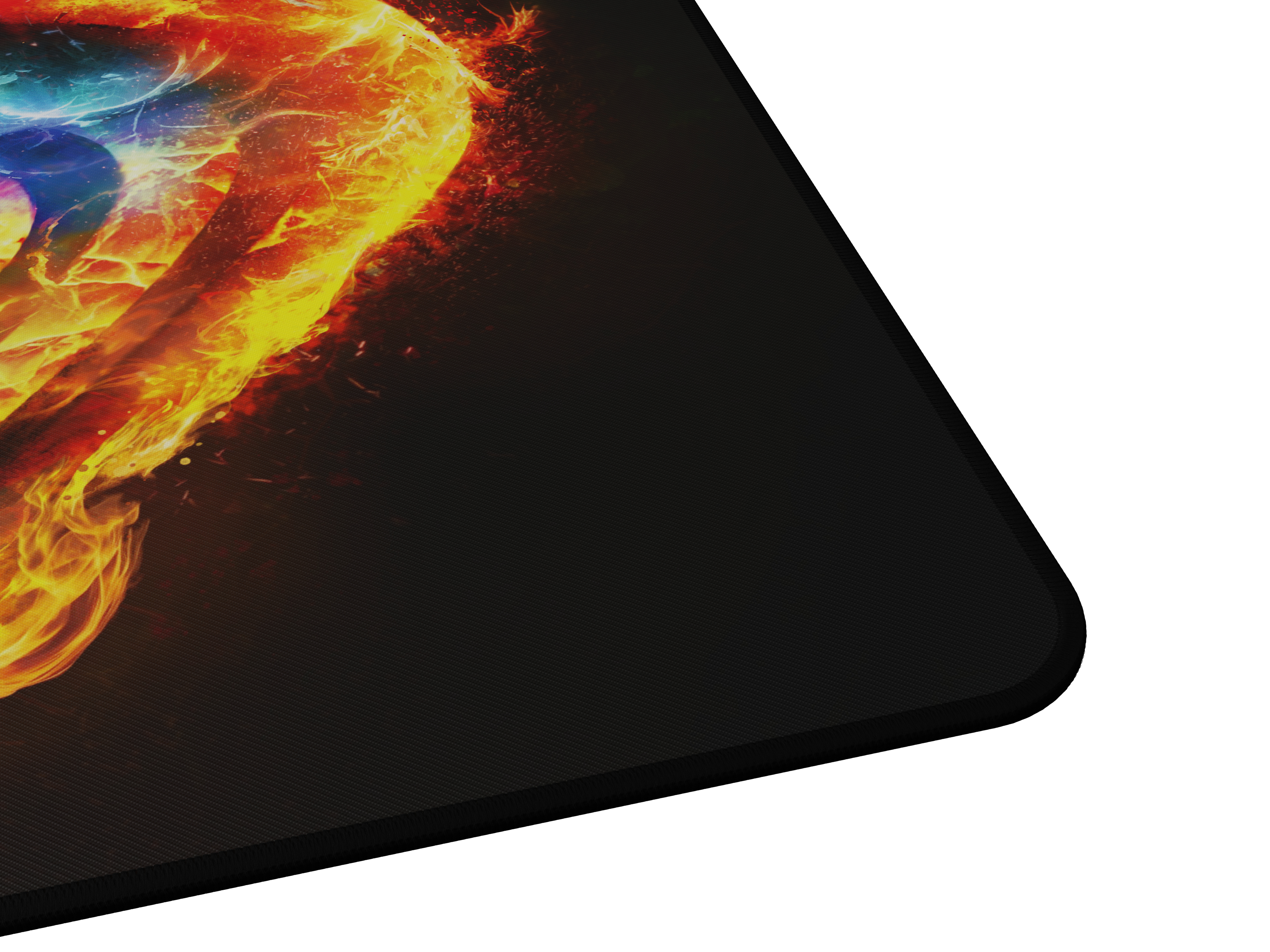 Un tapis de souris noir avec un design de feu sur le côté gauche. Les bords sont noirs.