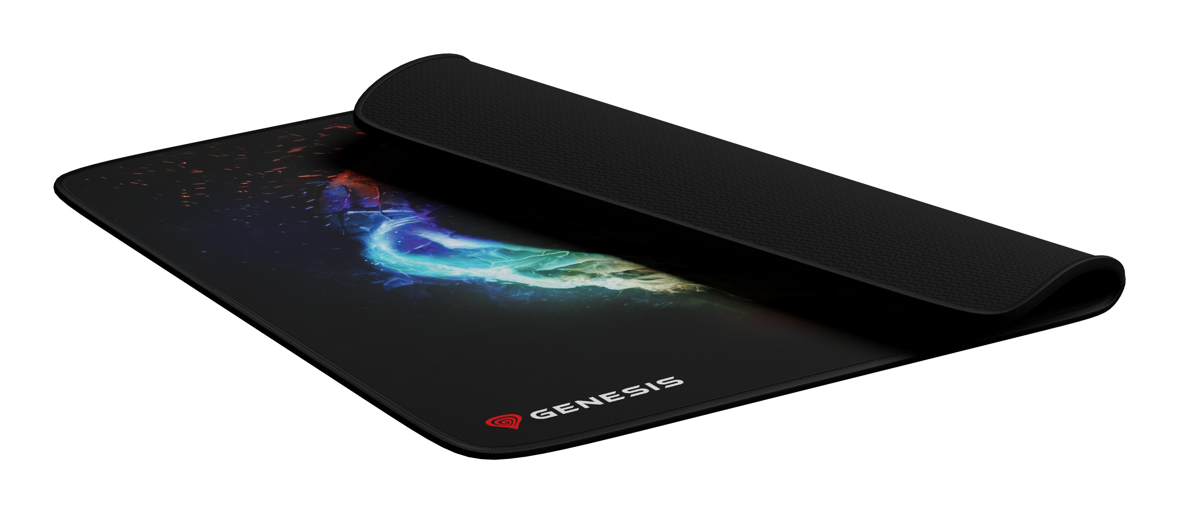 Un tapis de souris de jeu noir avec un design coloré. Le coin supérieur droit est relevé, montrant le dessous noir.
