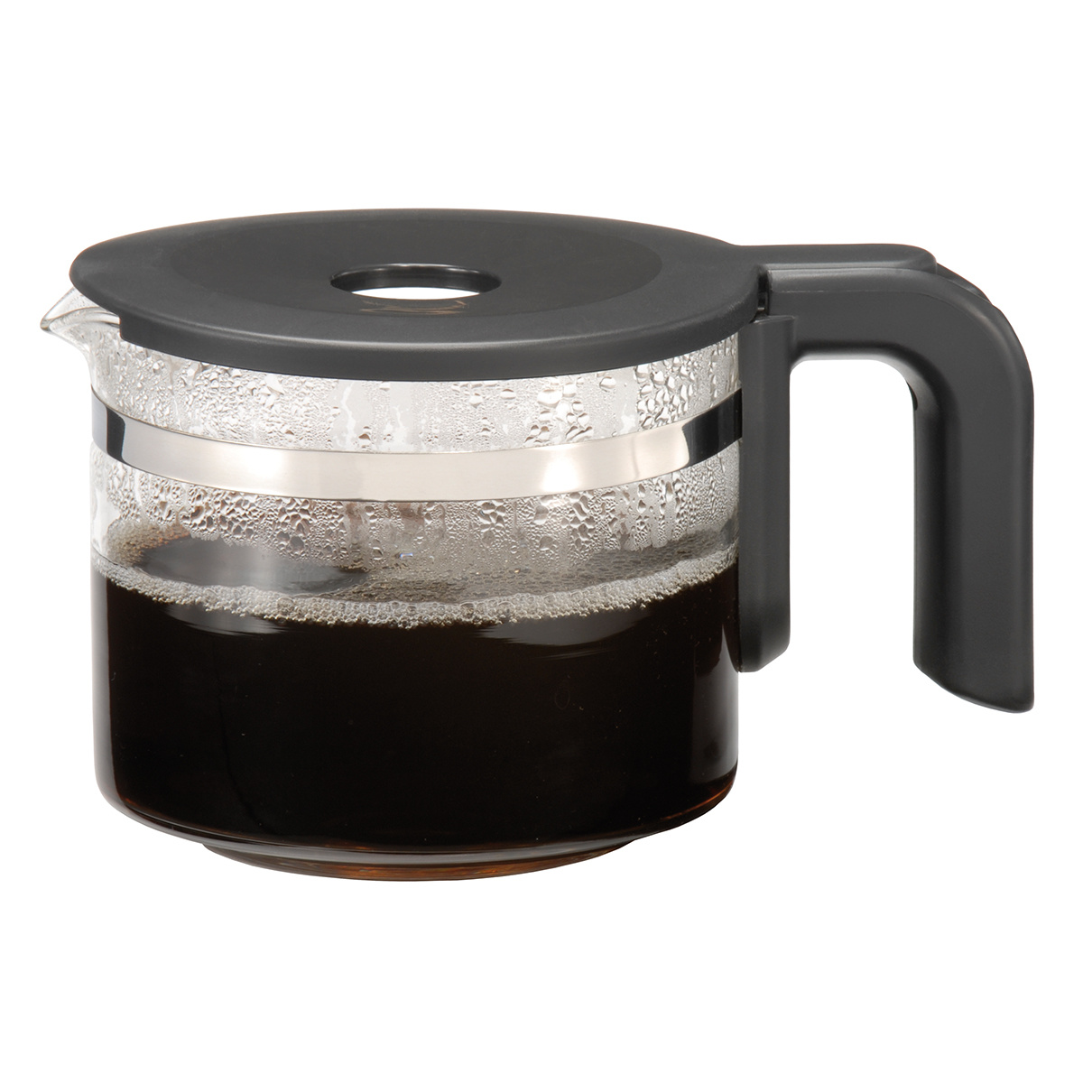 Szklana karafka do kawy z czarną pokrywką, wypełniona ciemną kawą. Czarny uchwyt znajduje się po prawej stronie.