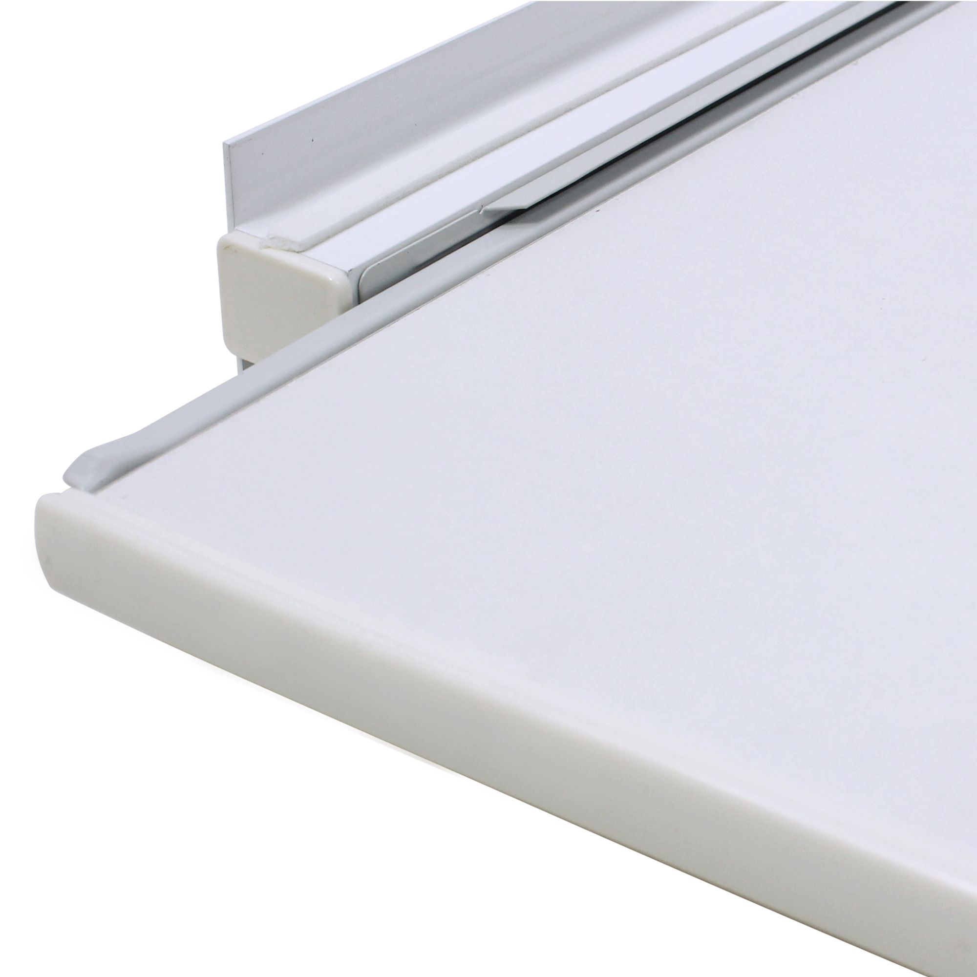 Biała półka z metalową krawędzią. Półka jest zamontowana na białej ścianie.