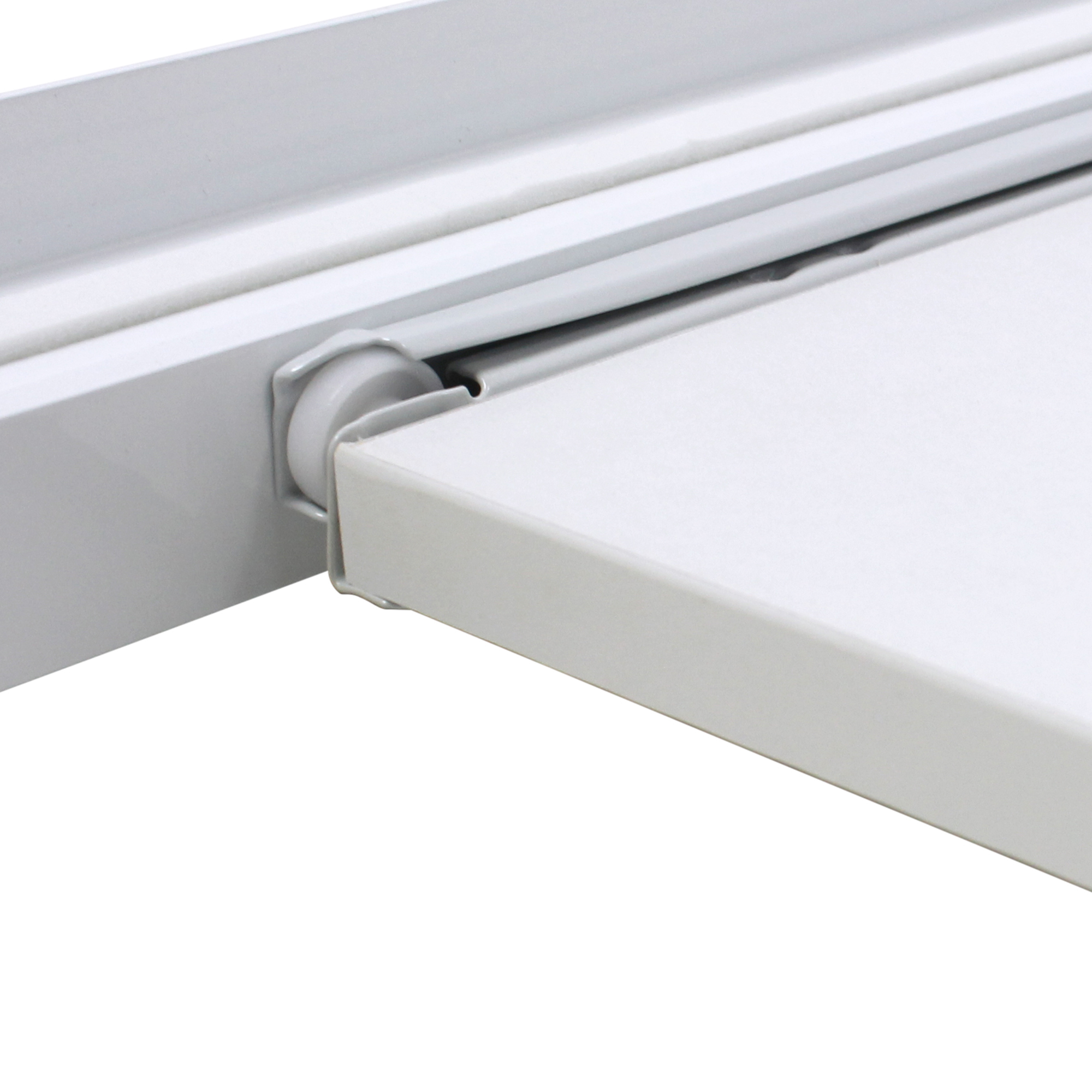 Biały szczegół półki z rolką. Białe tło.