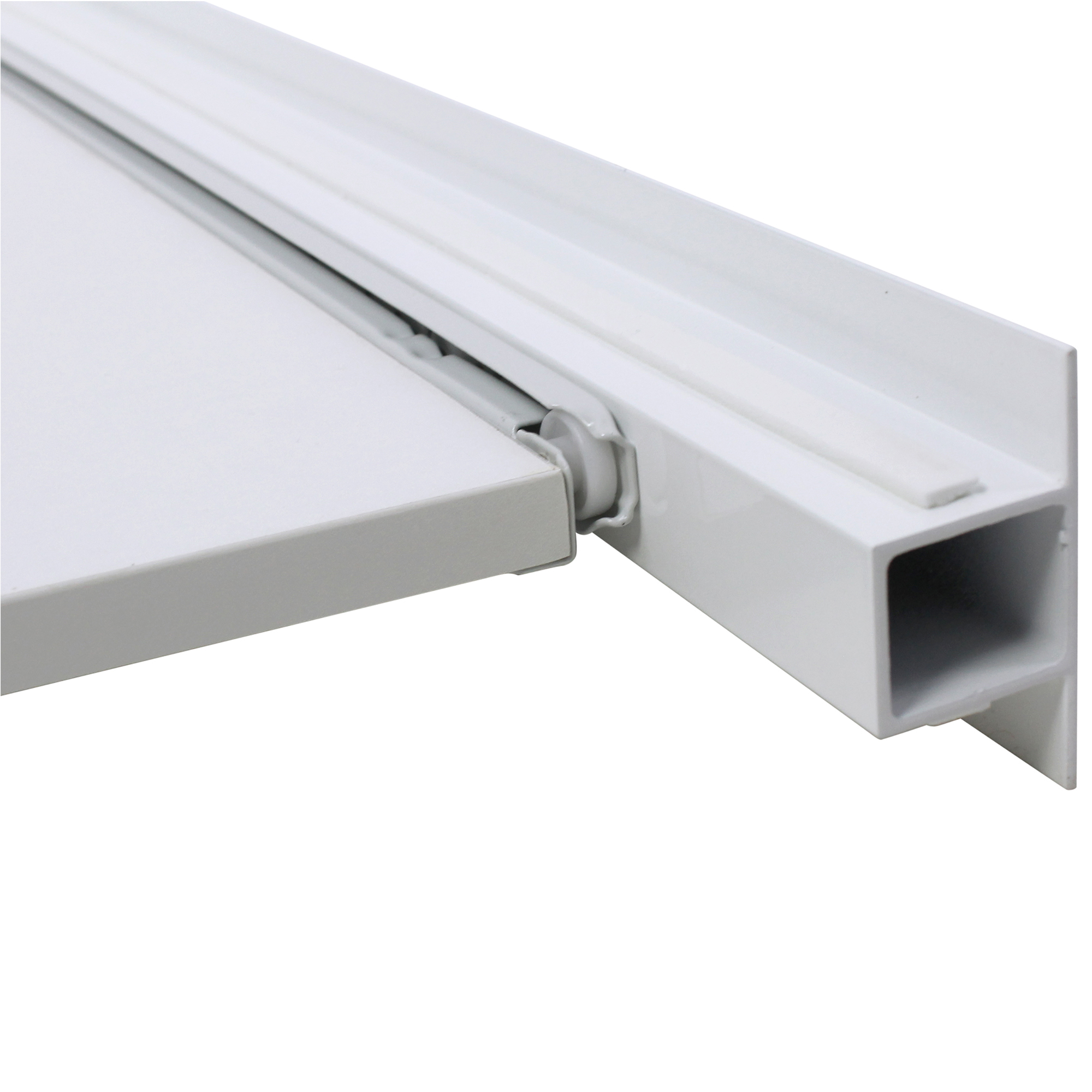 Zbliżenie białego szczegółu prowadnicy szuflady.