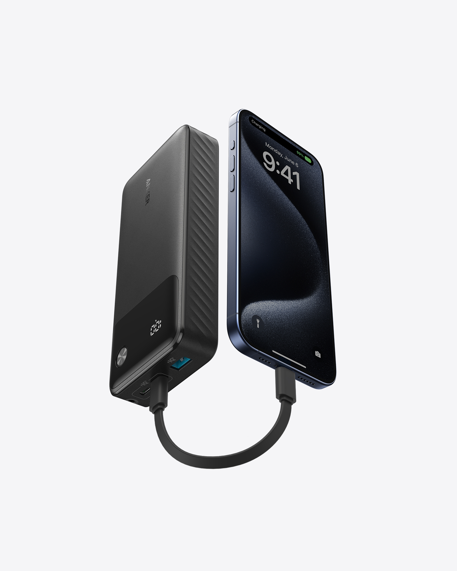 Un power bank nero sta caricando un iPhone blu. Un cavo collega i due.