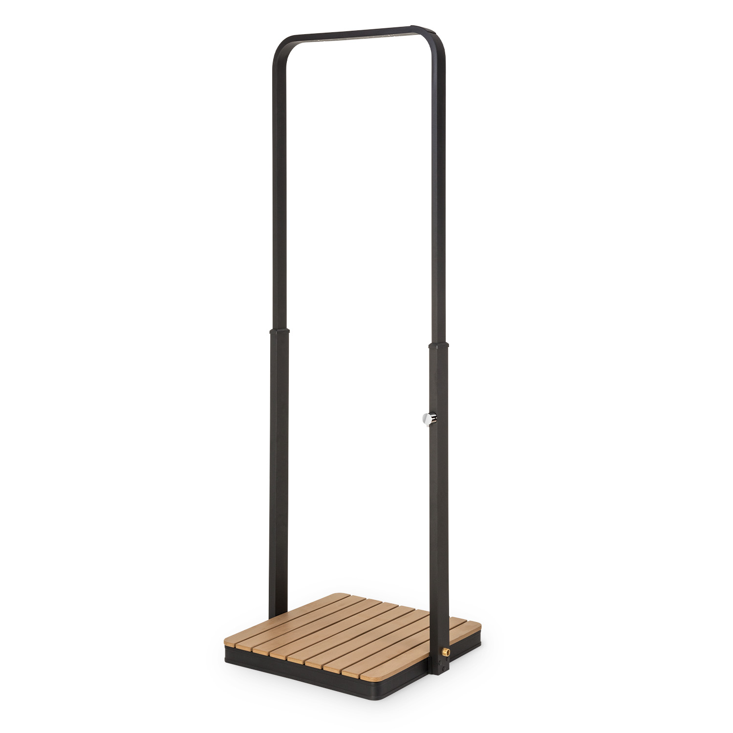Eine schwarze Außendusche mit Holzsockel und Metallrahmen auf weißem Hintergrund.