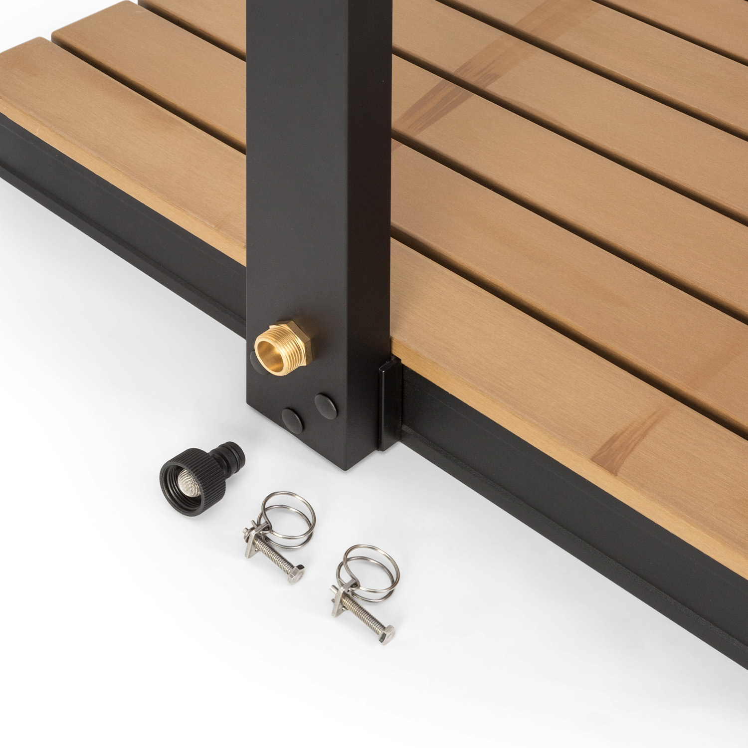 Outdoor-Duschstruktur mit holzähnlicher Basis und schwarzem Metallrahmen, mit verstreuten Teilen.