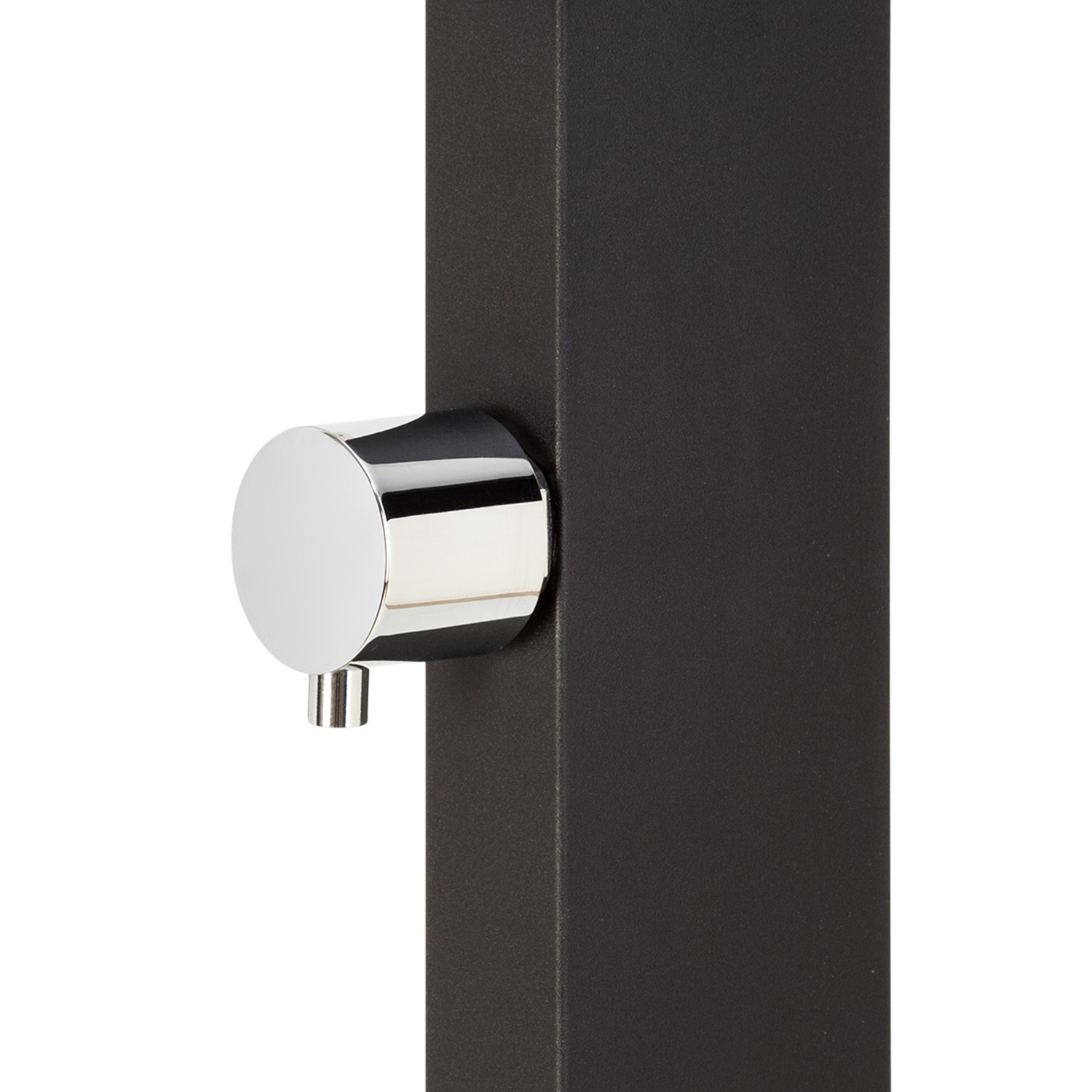 Ein verchromter, zylindrischer Gegenstand an einem schwarzen, rechteckigen Pfosten befestigt. Es ist ein modernes Design.