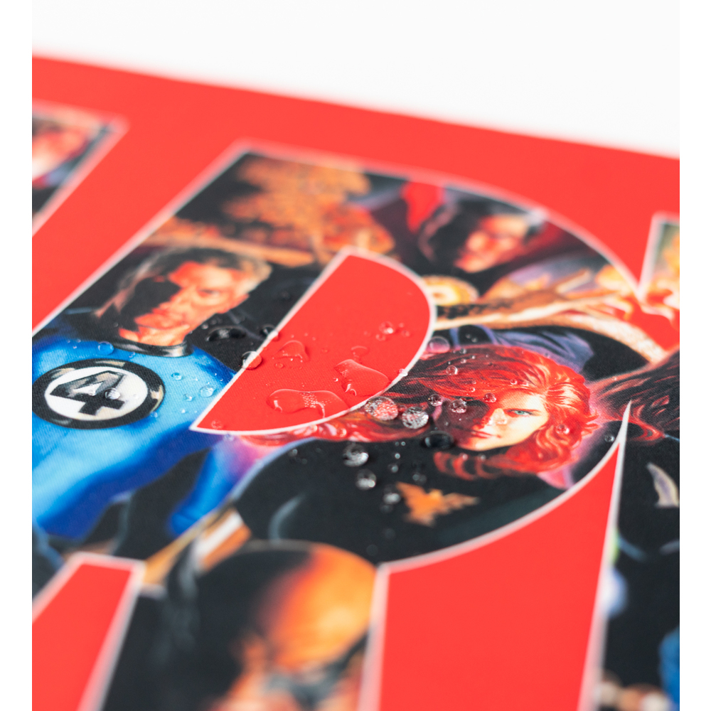 Roter und blauer Comic-Cover mit Wassertropfen. Weißer Hintergrund.