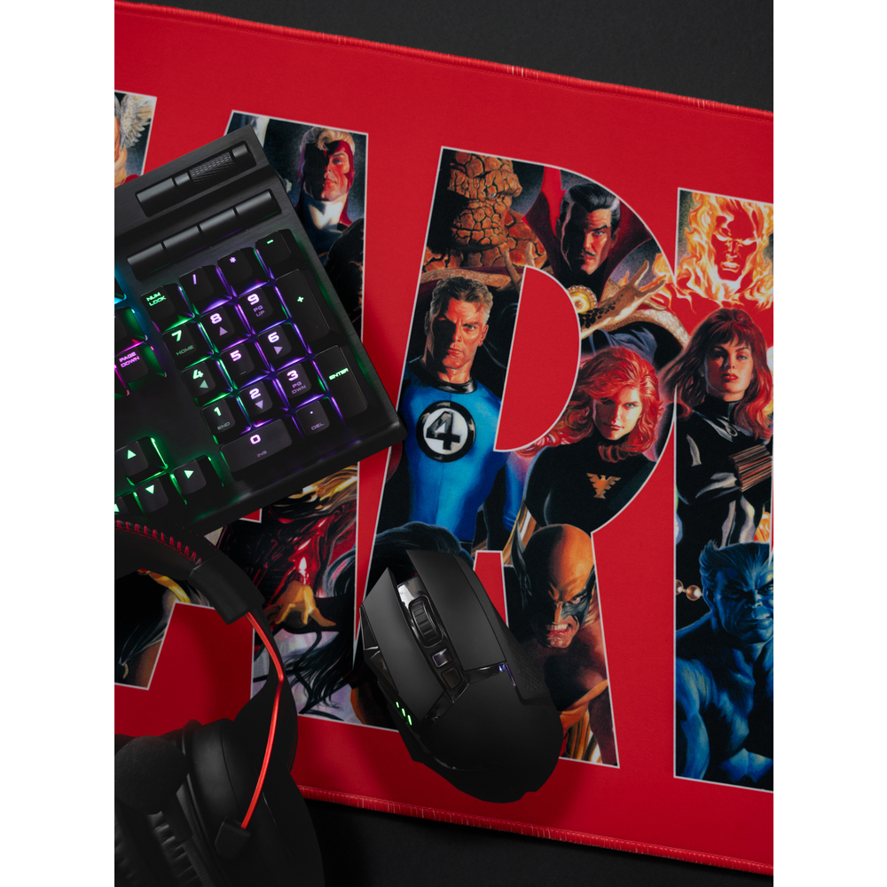 Marvel-Mauspad mit Tastatur, Maus und Kopfhörern. Charaktere aus Comics sind sichtbar.