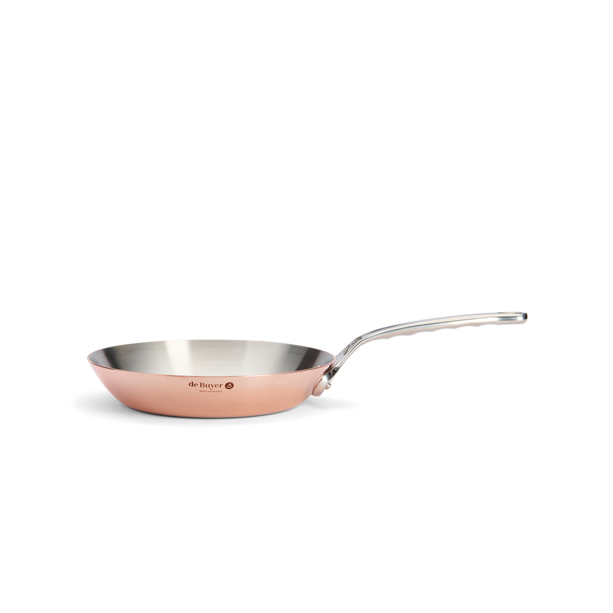 Miedziana patelnia z wnętrzem ze stali nierdzewnej i srebrnym uchwytem.