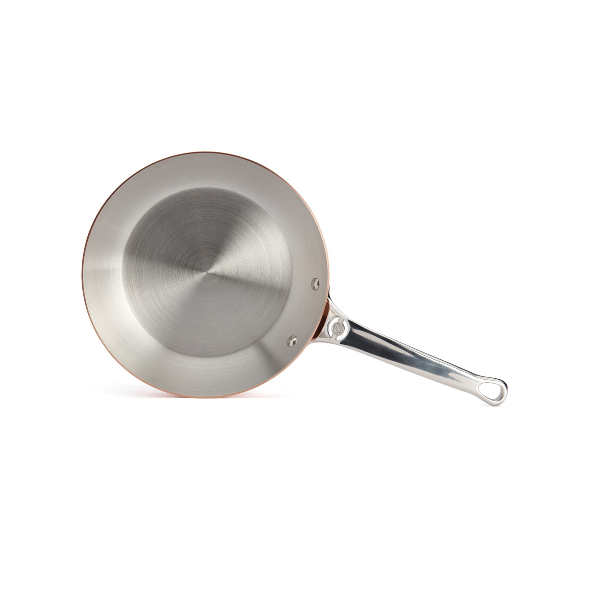 Patelnia ze stali nierdzewnej z miedzianą podstawą i uchwytem, ustawiona pod kątem na białym tle.