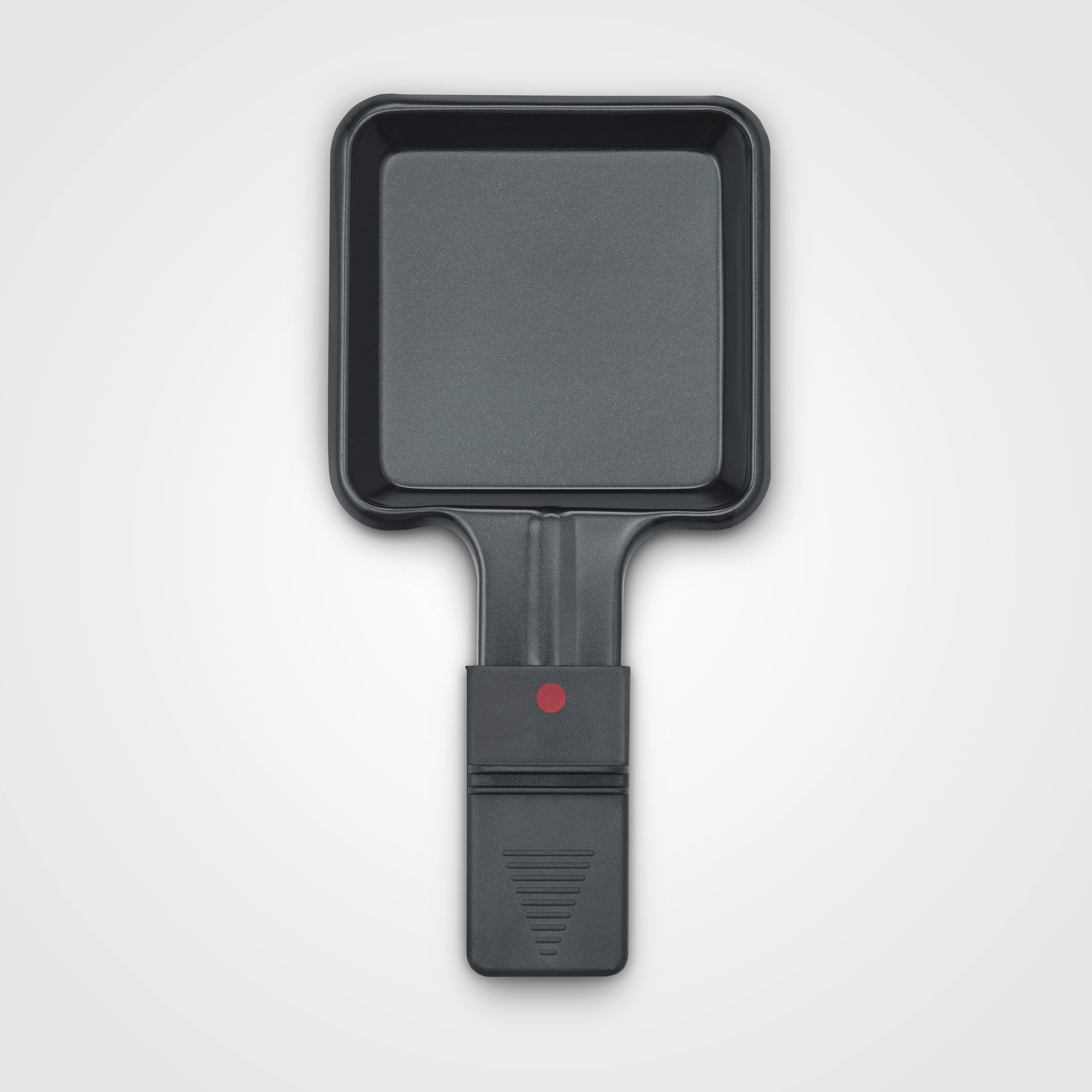 Czarna kwadratowa patelnia z uchwytem i czerwoną kropką. Patelnia znajduje się na białym tle.