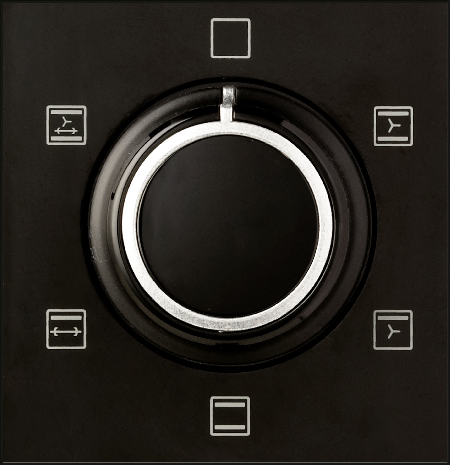 Zbliżenie czarnego panelu sterowania piekarnika z centralnym pokrętłem i symbolami funkcji.