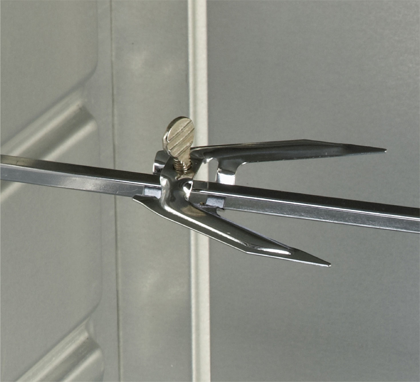 Zbliżenie widoku widelca do rożna ze śrubą i dwoma zębami.