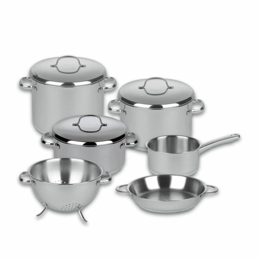 Set aus Edelstahl-Kochtöpfen und -pfannen mit Deckeln, einem Sieb und einem kleinen Topf.